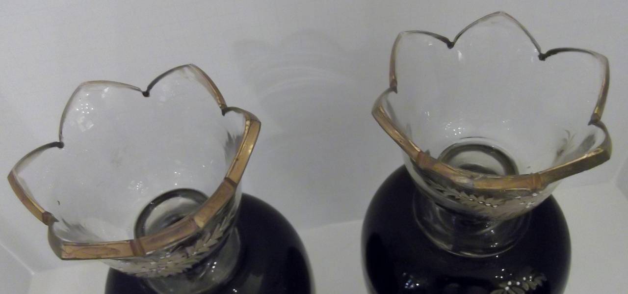 Émaillé Ancienne paire de vases à garniture en verre européens émaillés à la main en vente