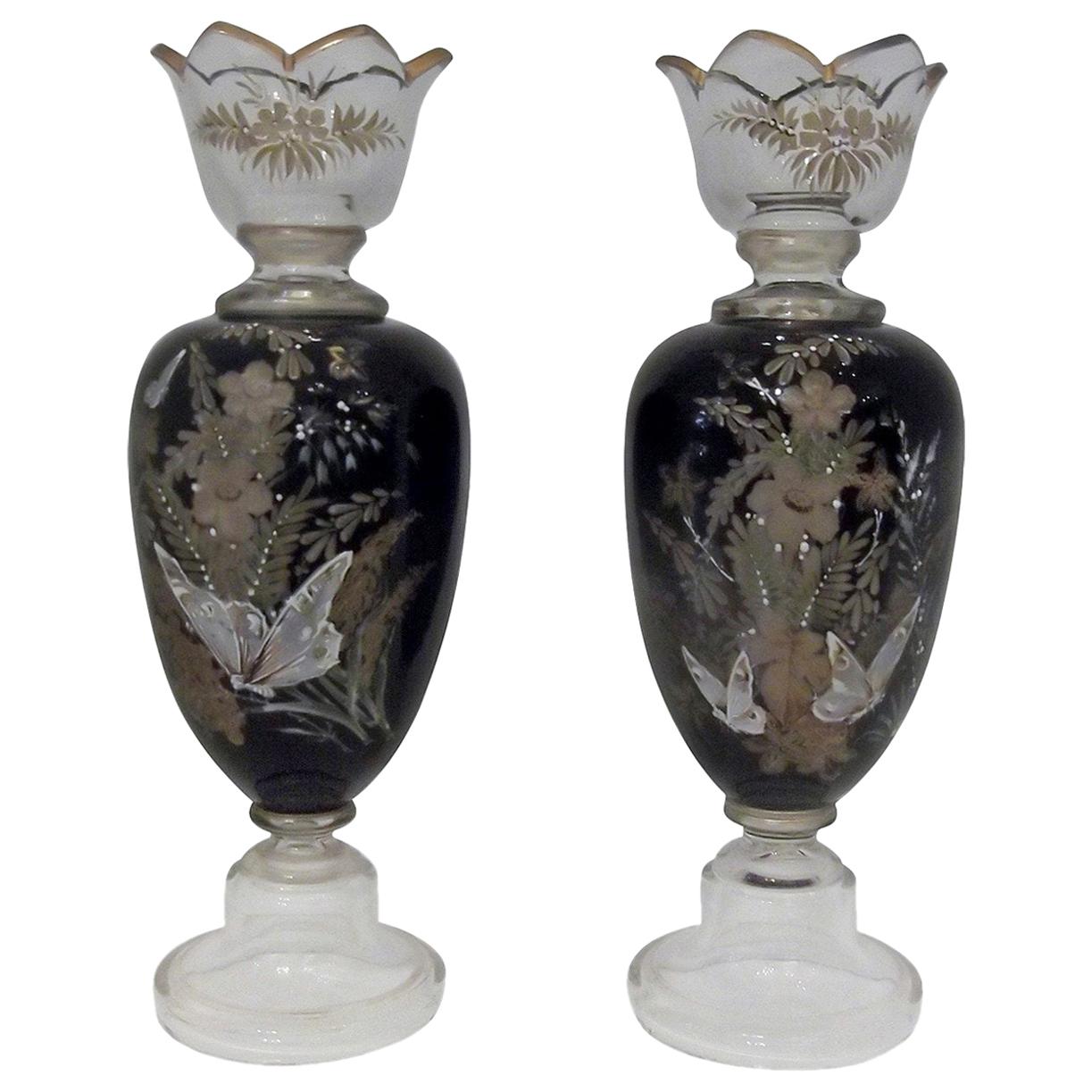 Ancienne paire de vases à garniture en verre européens émaillés à la main en vente