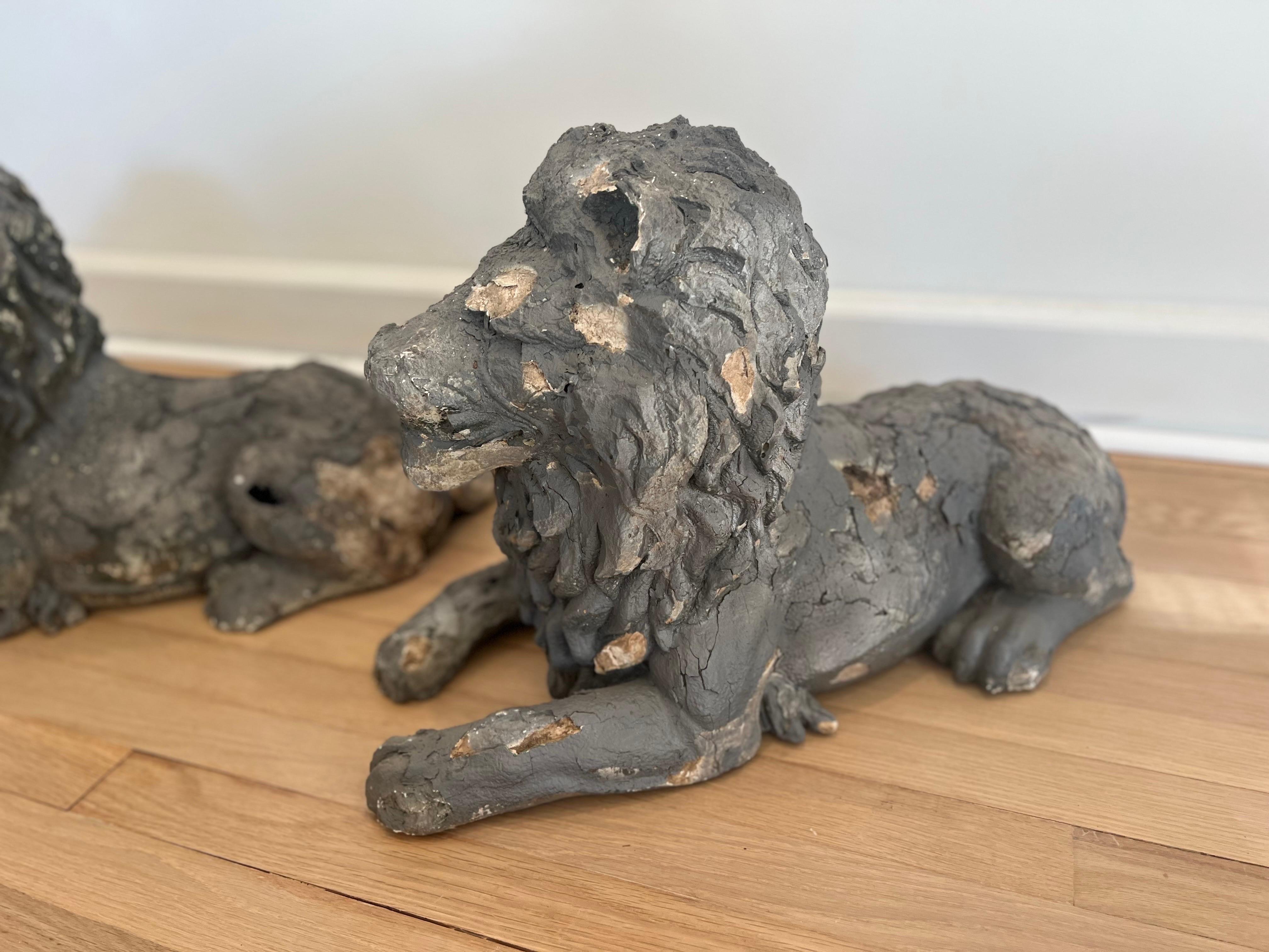 Ancienne paire de statues de lion couchés françaises fabriquées à la main   en vente 3