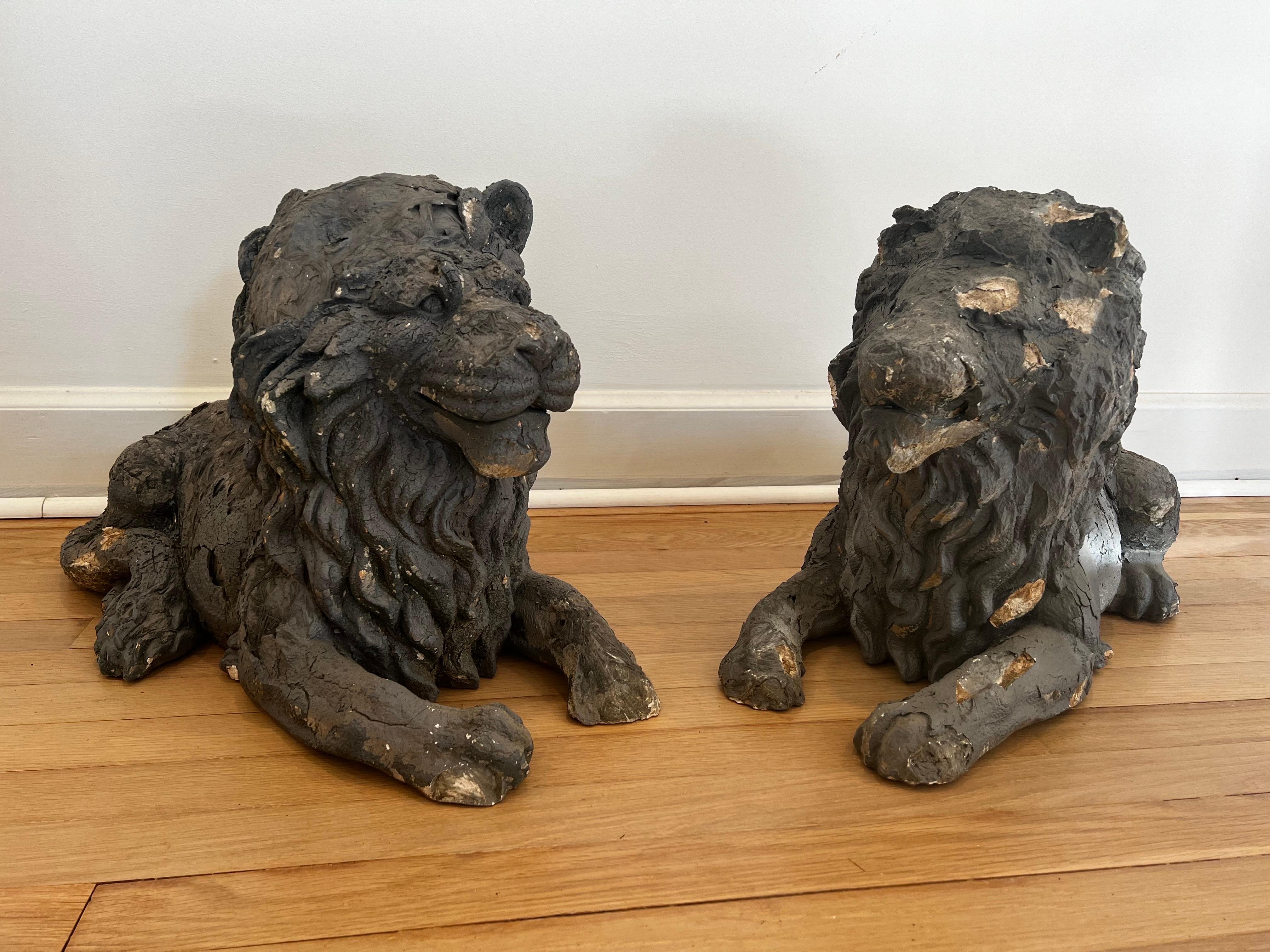 Baroque Ancienne paire de statues de lion couchés françaises fabriquées à la main   en vente