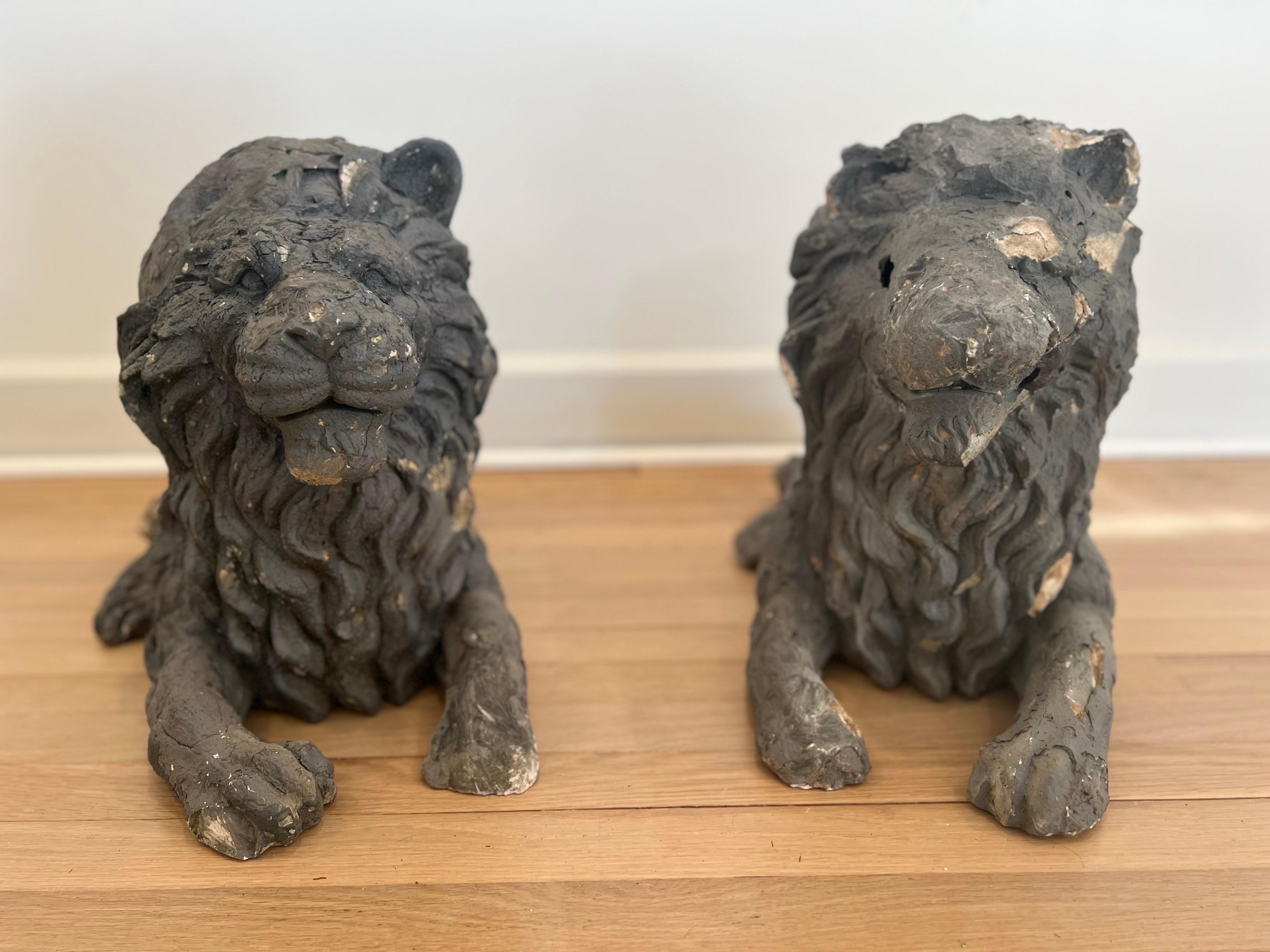 Ancienne paire de statues de lion couchés françaises fabriquées à la main   Abîmé - En vente à Los Angeles, CA