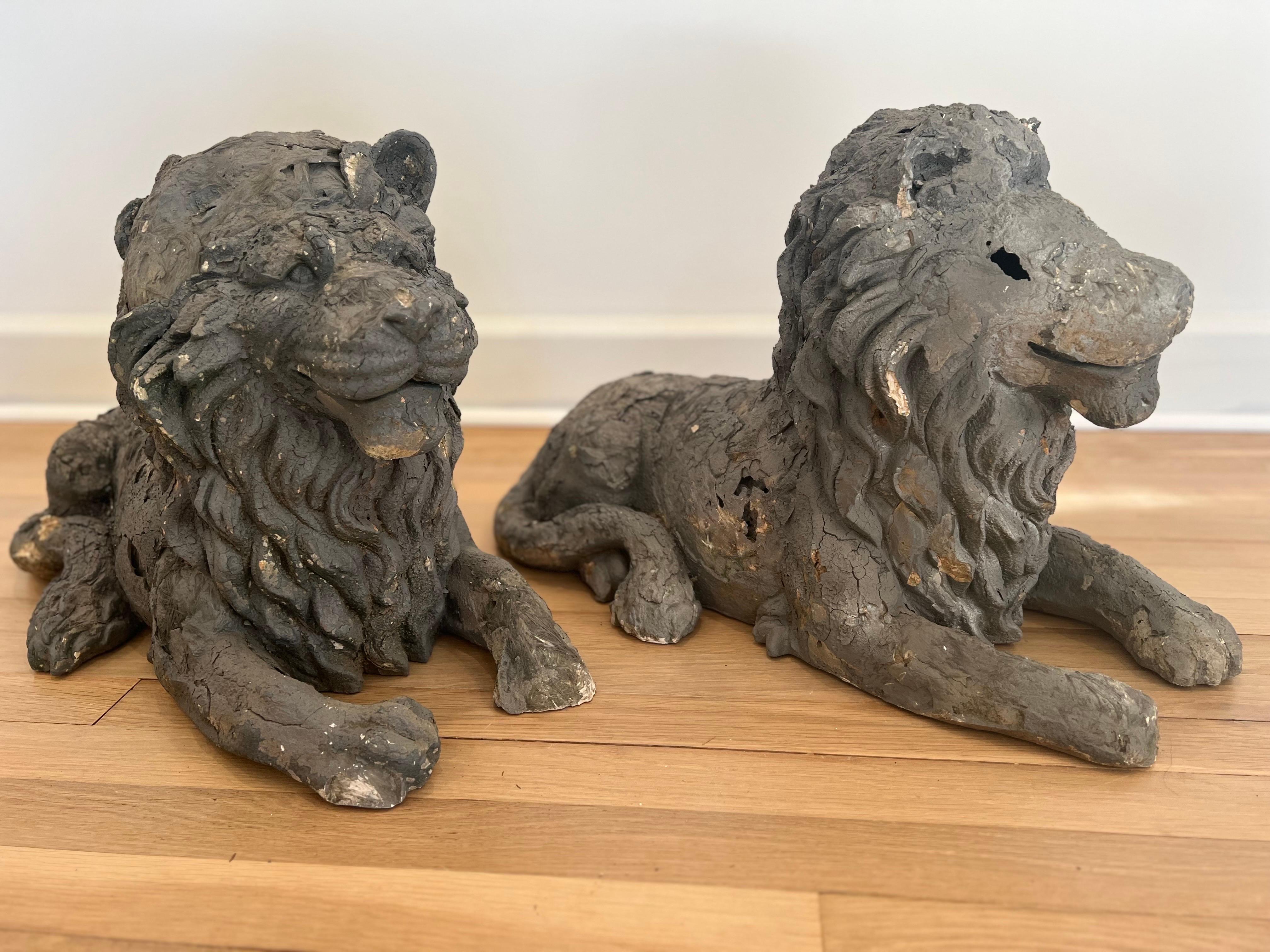 Argile Ancienne paire de statues de lion couchés françaises fabriquées à la main   en vente
