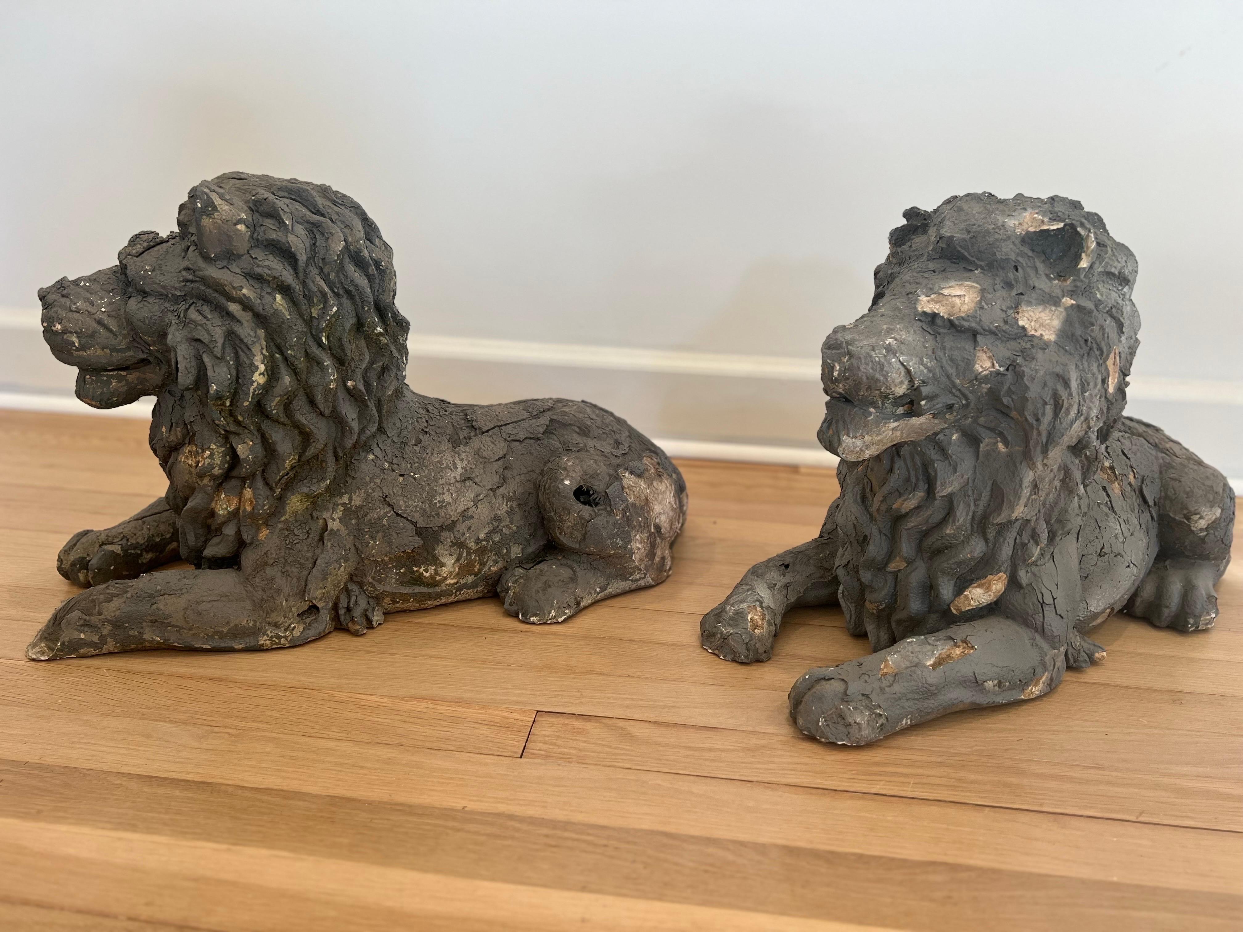 Ancienne paire de statues de lion couchés françaises fabriquées à la main   en vente 1