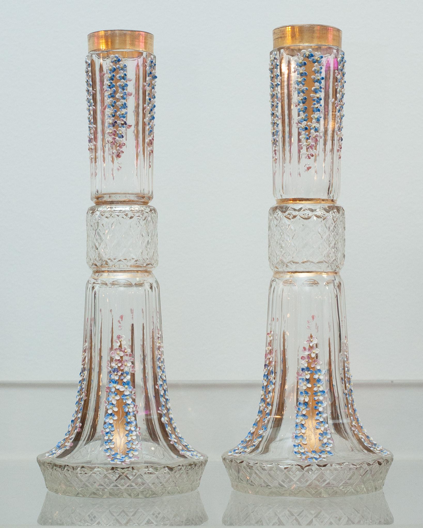 Une élégante paire de vases anciens en cristal taillé et fleuri, peints à la main, avec des détails dorés. 