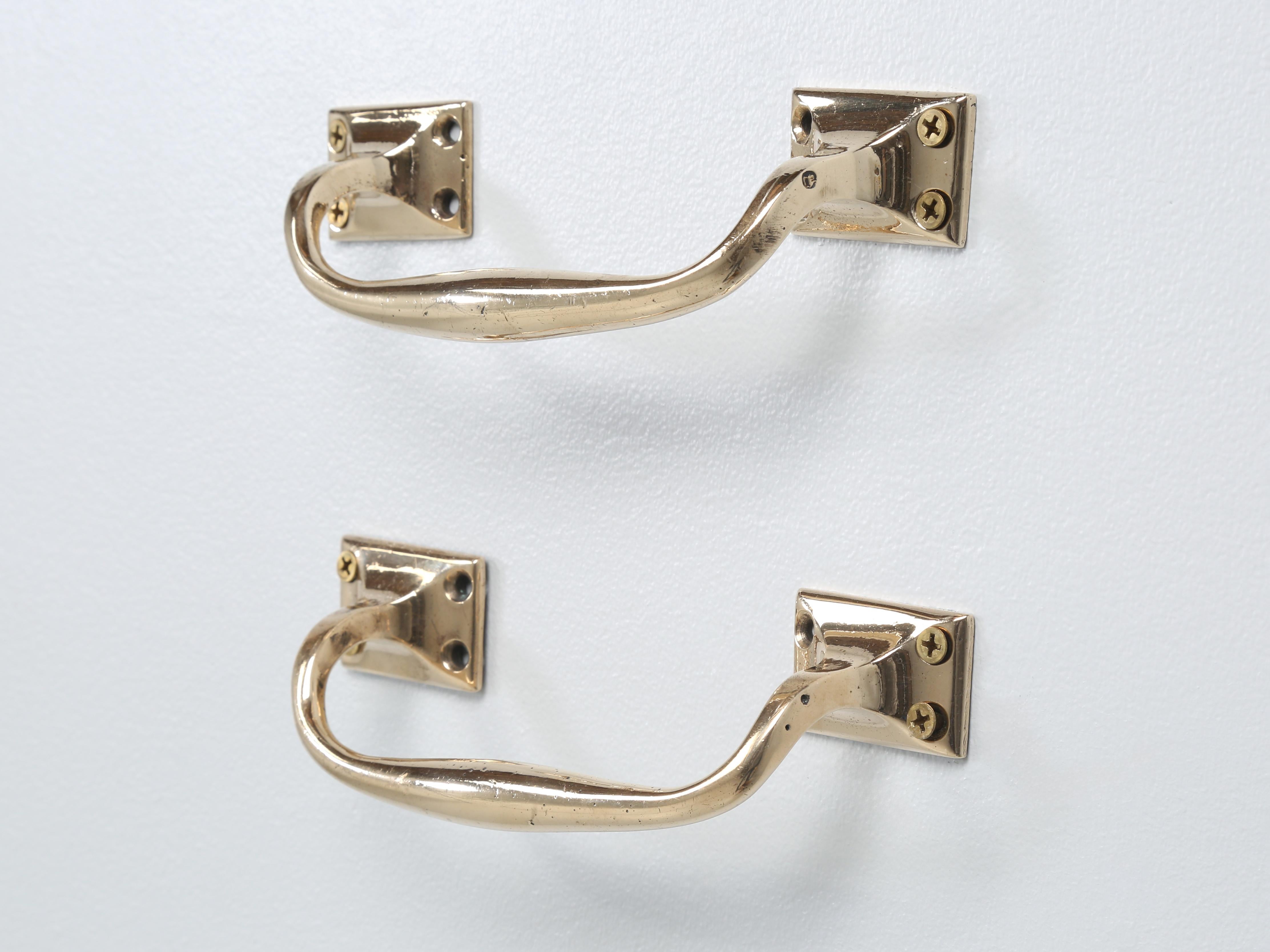 Paire de poignées de tiroir irlandaises antiques en bronze massif, puis polies sans aucune couche de vernis, de sorte qu'avec le temps elles développeront une belle patine naturelle. Nous disposons d'une autre paire légèrement différente et nous