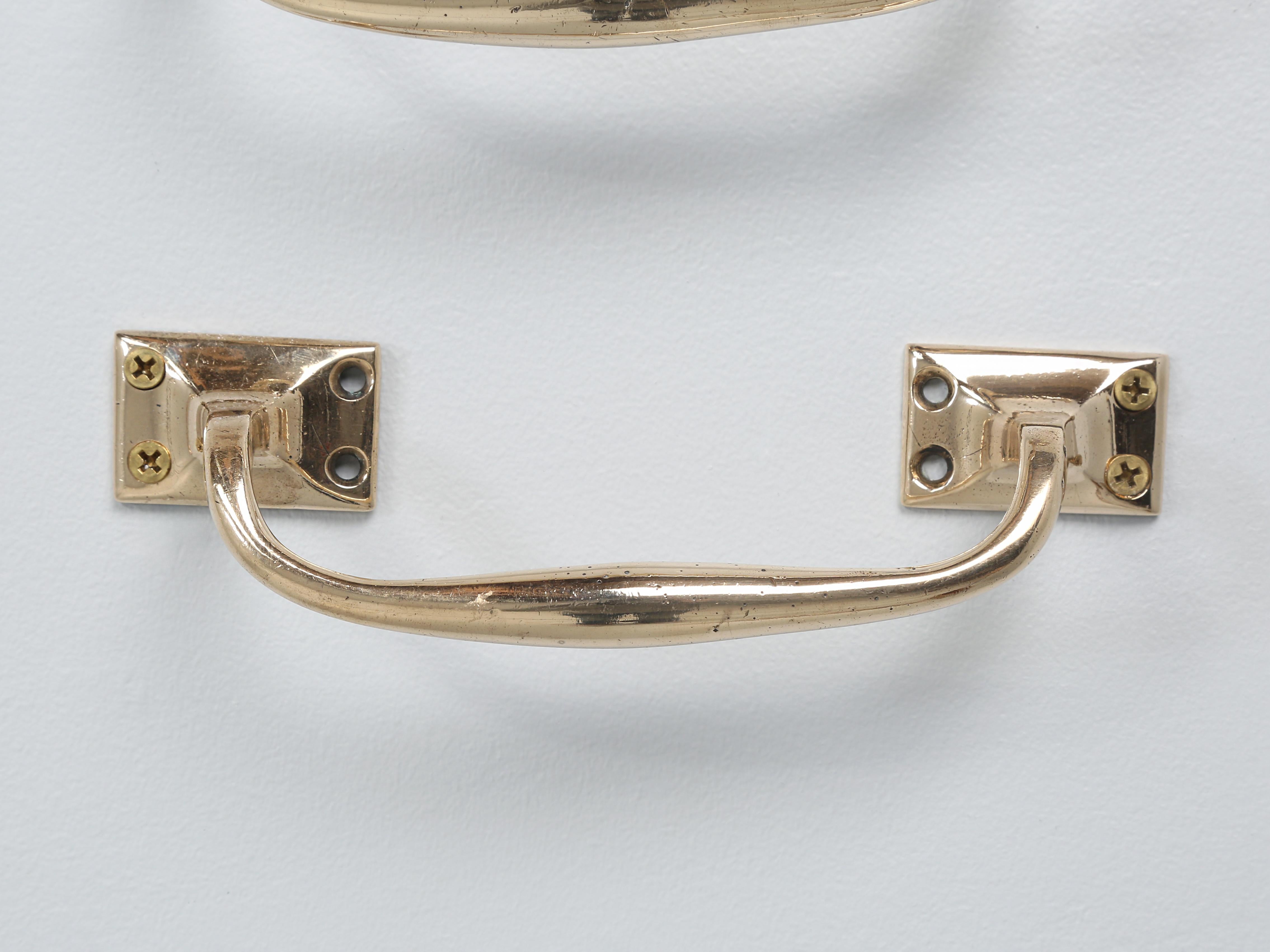 Paire de poignées de tiroir irlandaises en bronze massif de la fin des années 1800 Bon état - En vente à Chicago, IL
