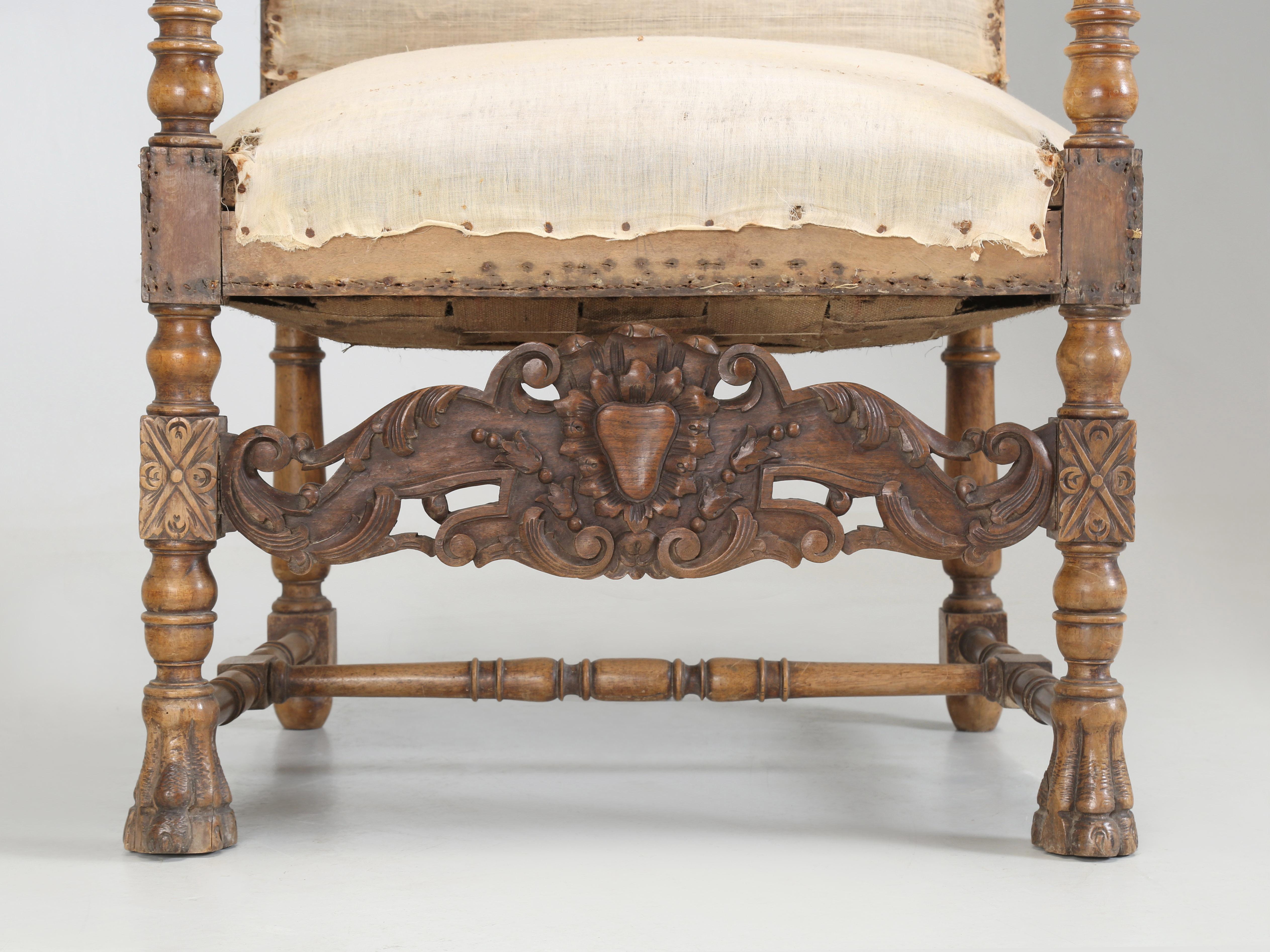 Paire de fauteuils italiens anciens en noyer sculpté à la main à restaurer (années 1880) en vente 4