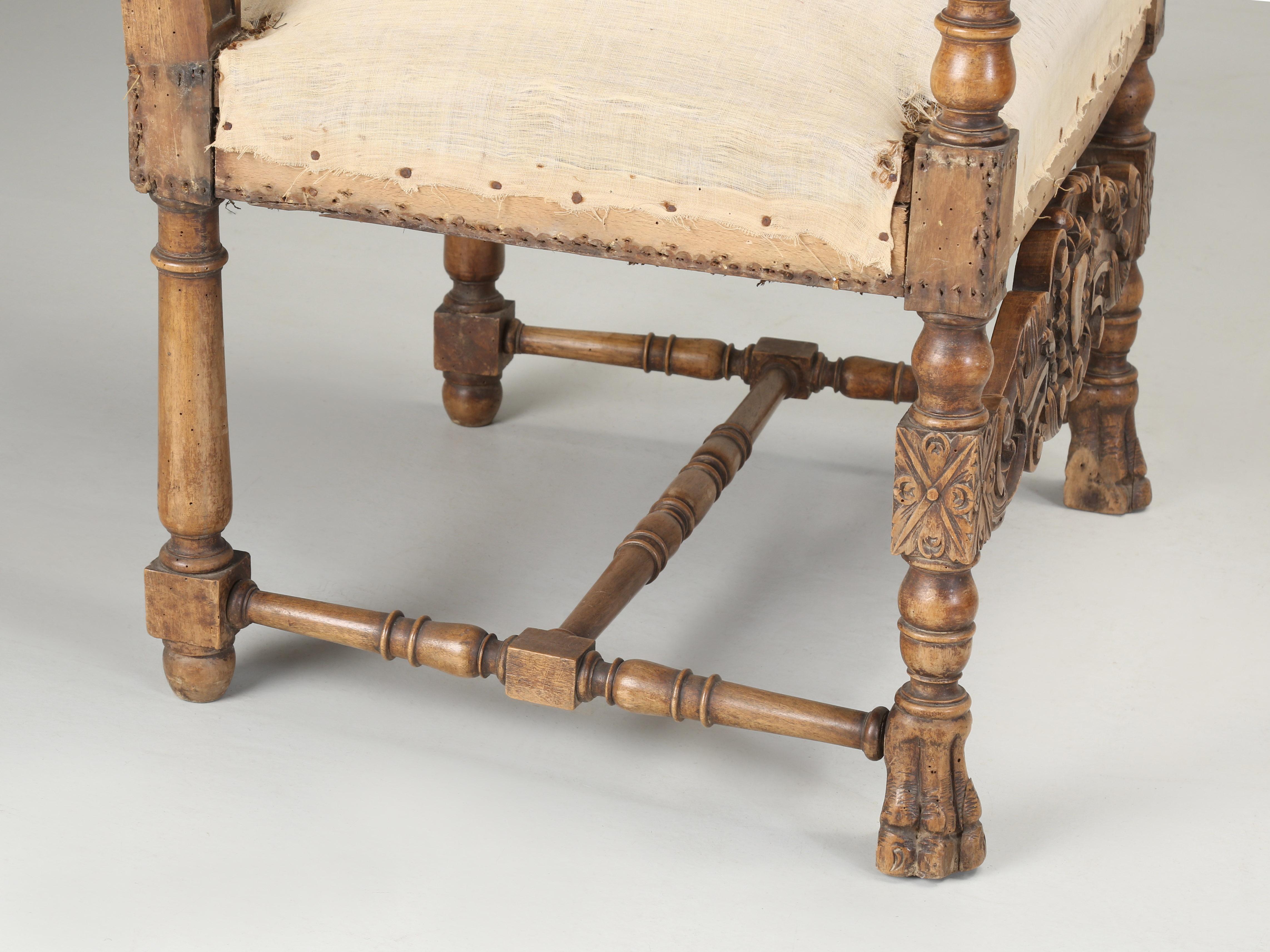 Antica coppia di poltrone italiane intagliate a mano in legno di noce Necessità di restauro, anni '80 del XIX secolo in vendita 3