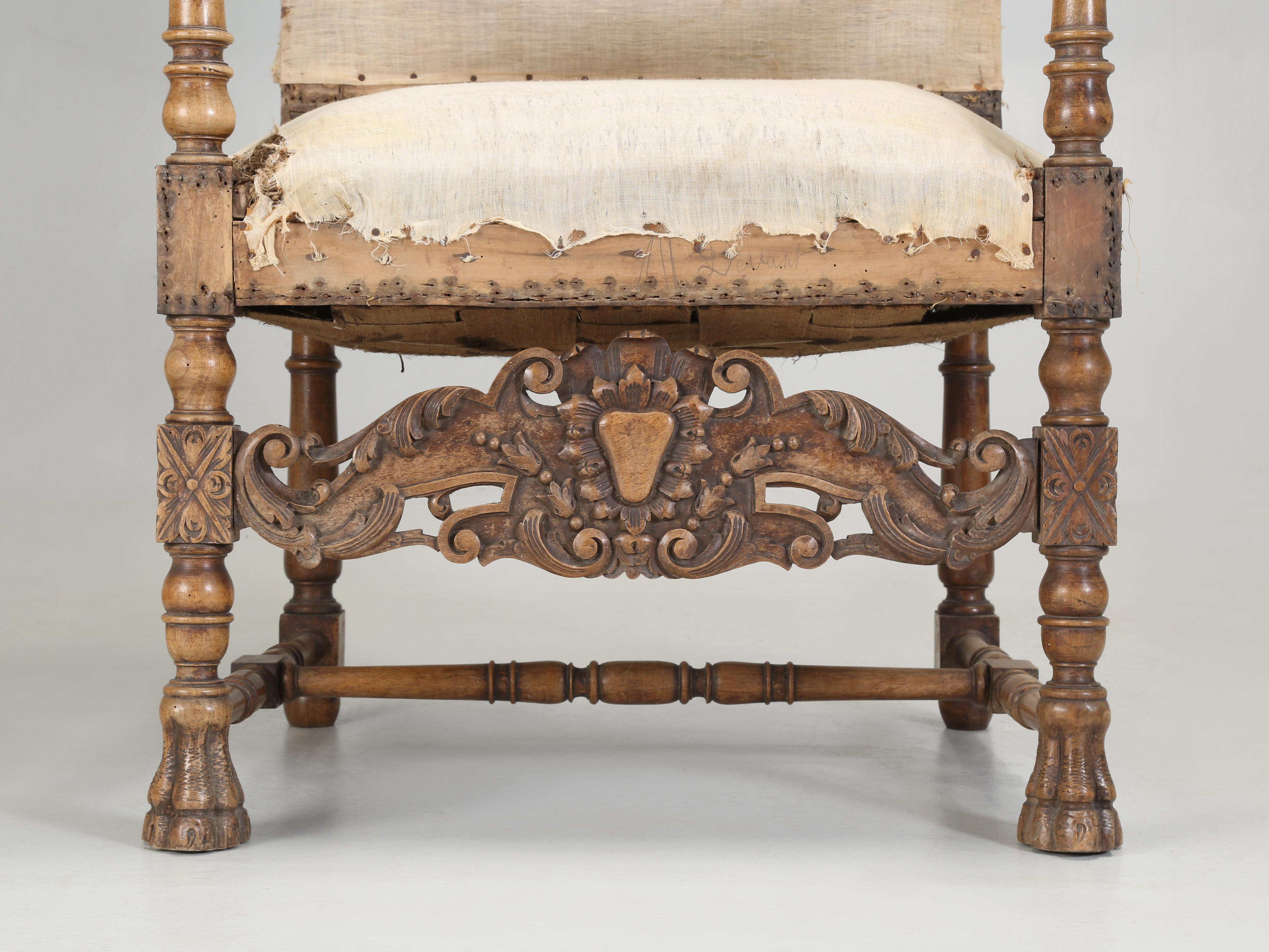 Antica coppia di poltrone italiane intagliate a mano in legno di noce Necessità di restauro, anni '80 del XIX secolo in vendita 4