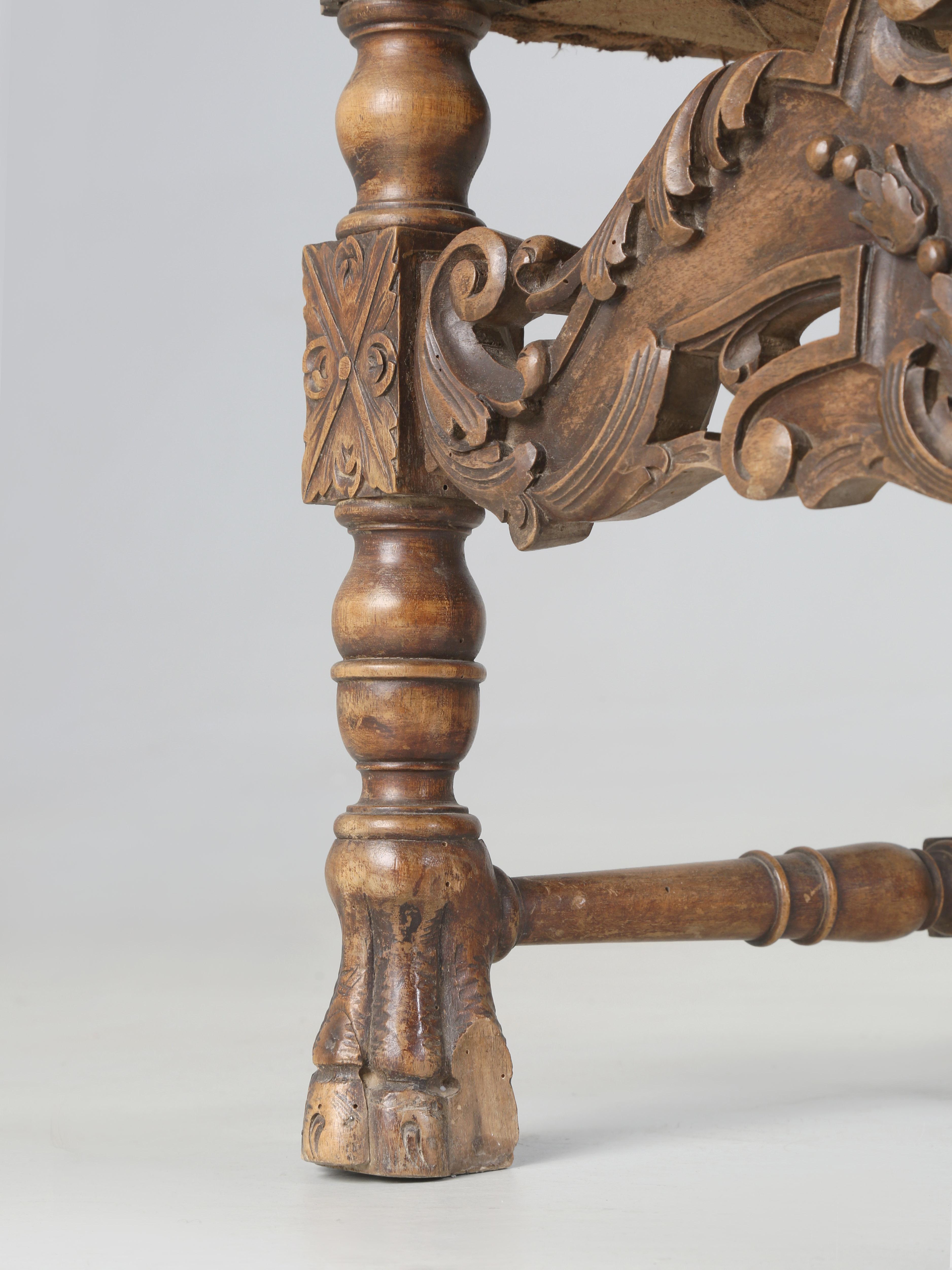 Paire de fauteuils italiens anciens en noyer sculpté à la main à restaurer (années 1880) en vente 6