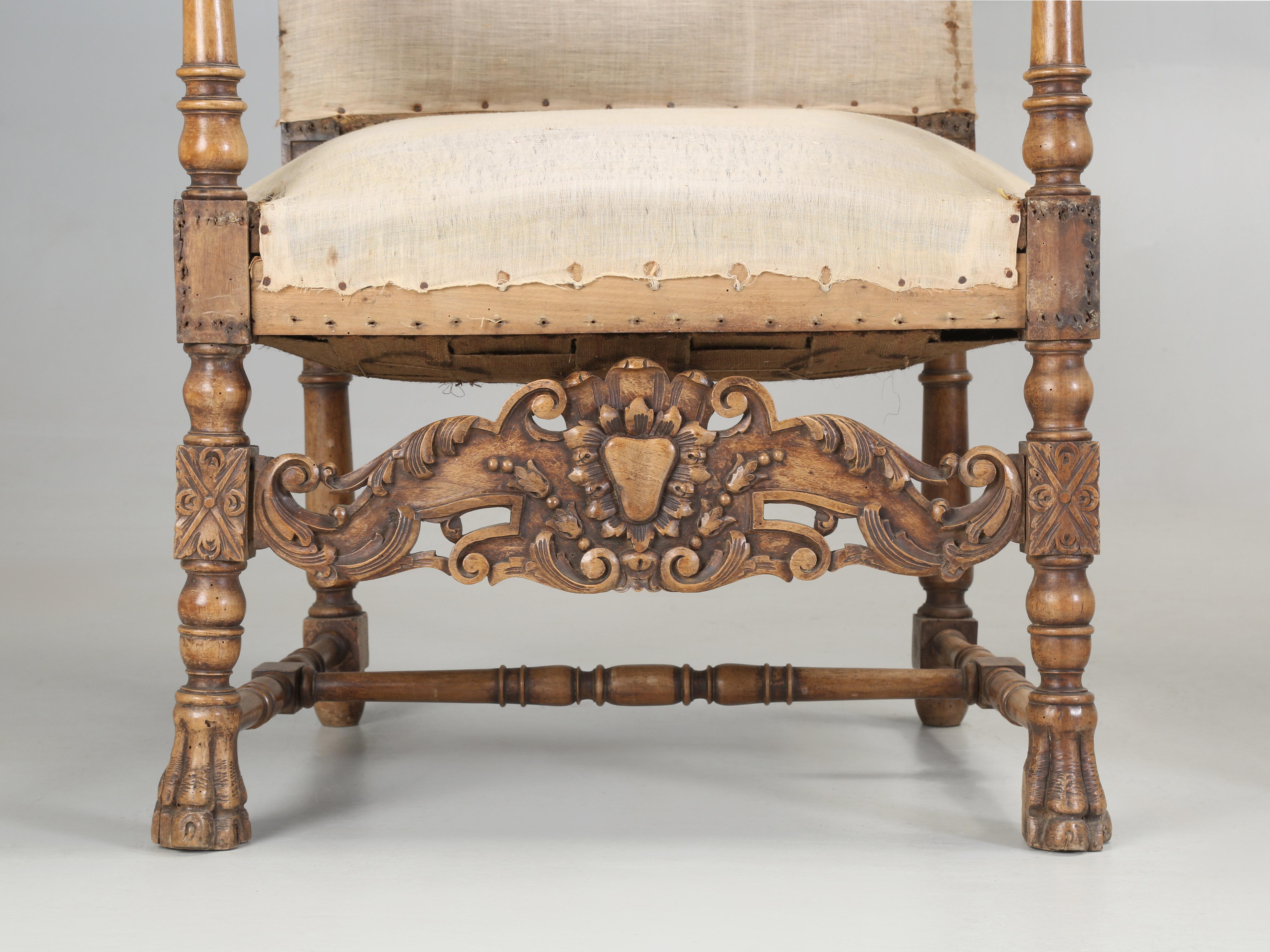 Antica coppia di poltrone italiane intagliate a mano in legno di noce Necessità di restauro, anni '80 del XIX secolo in vendita 5