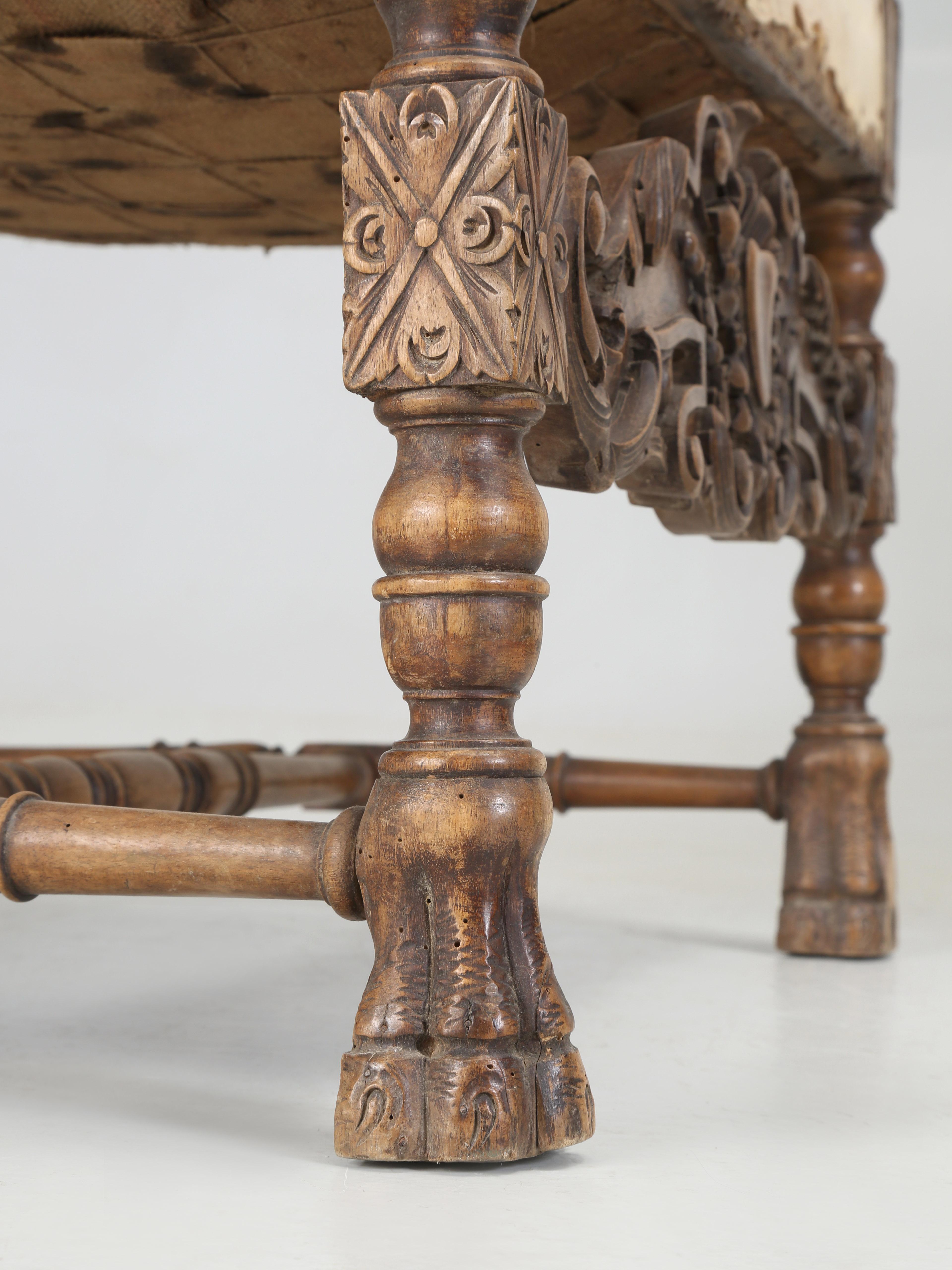 Paire de fauteuils italiens anciens en noyer sculpté à la main à restaurer (années 1880) en vente 7