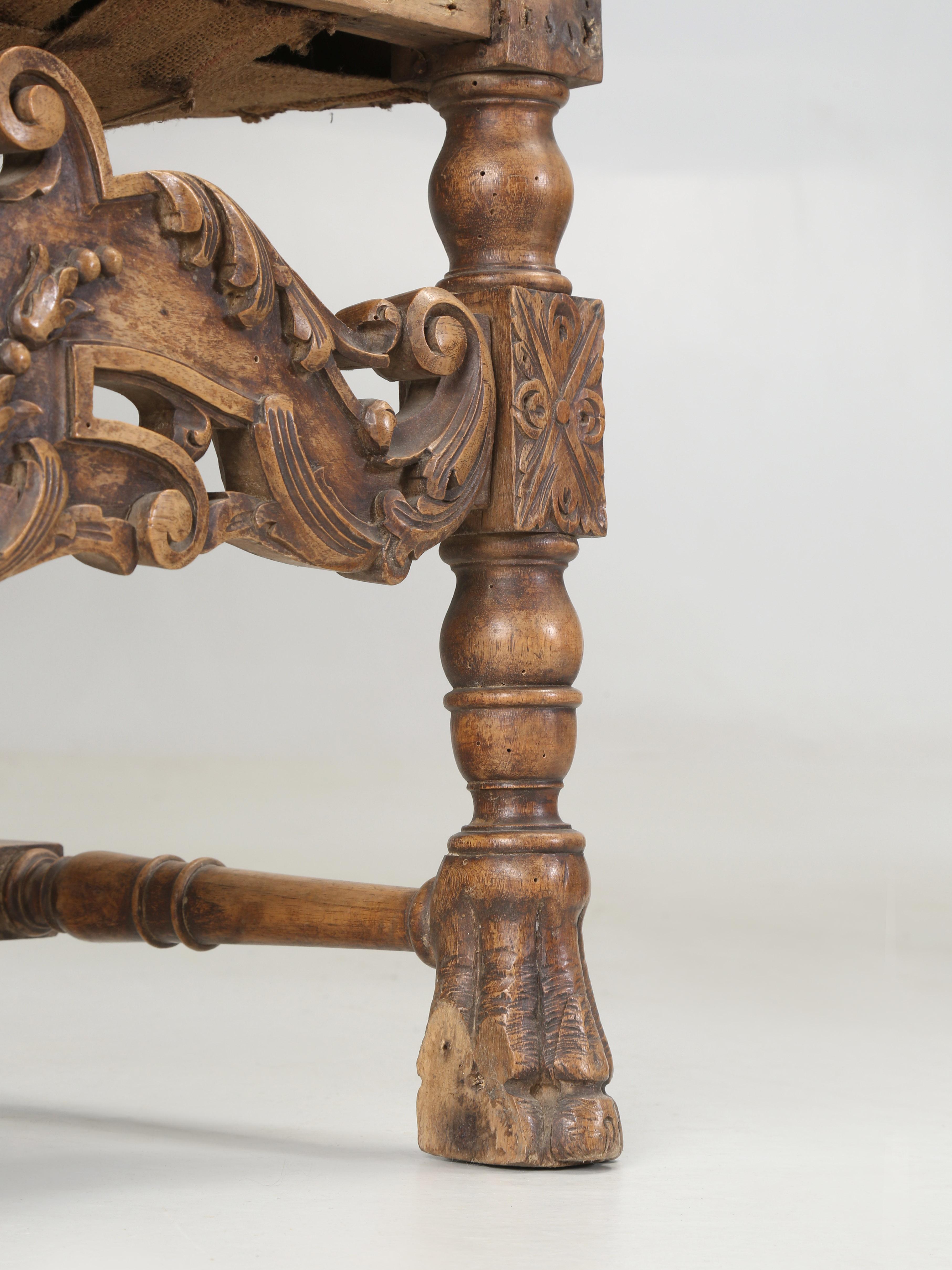 Antica coppia di poltrone italiane intagliate a mano in legno di noce Necessità di restauro, anni '80 del XIX secolo in vendita 6