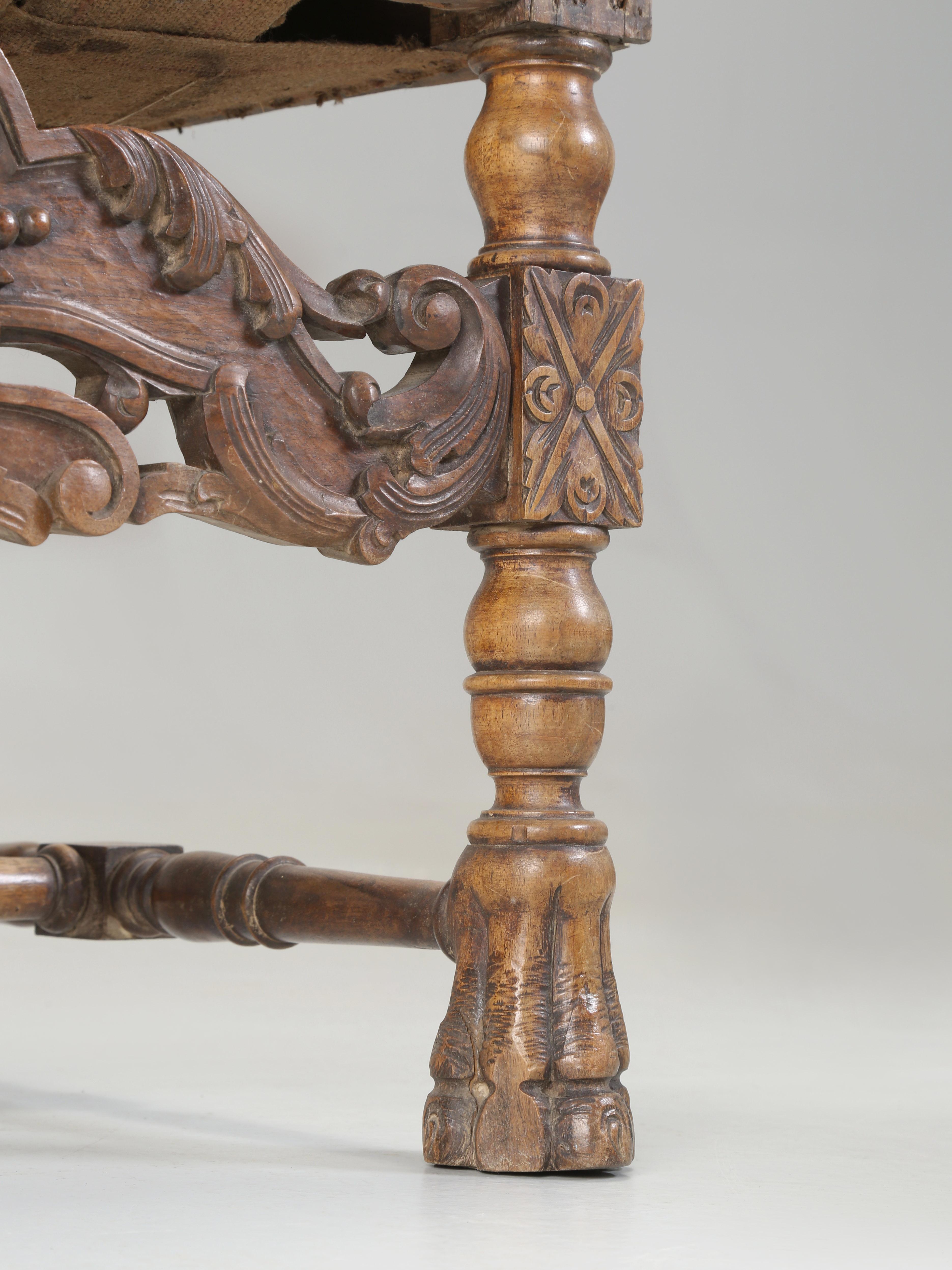 Paire de fauteuils italiens anciens en noyer sculpté à la main à restaurer (années 1880) en vente 8