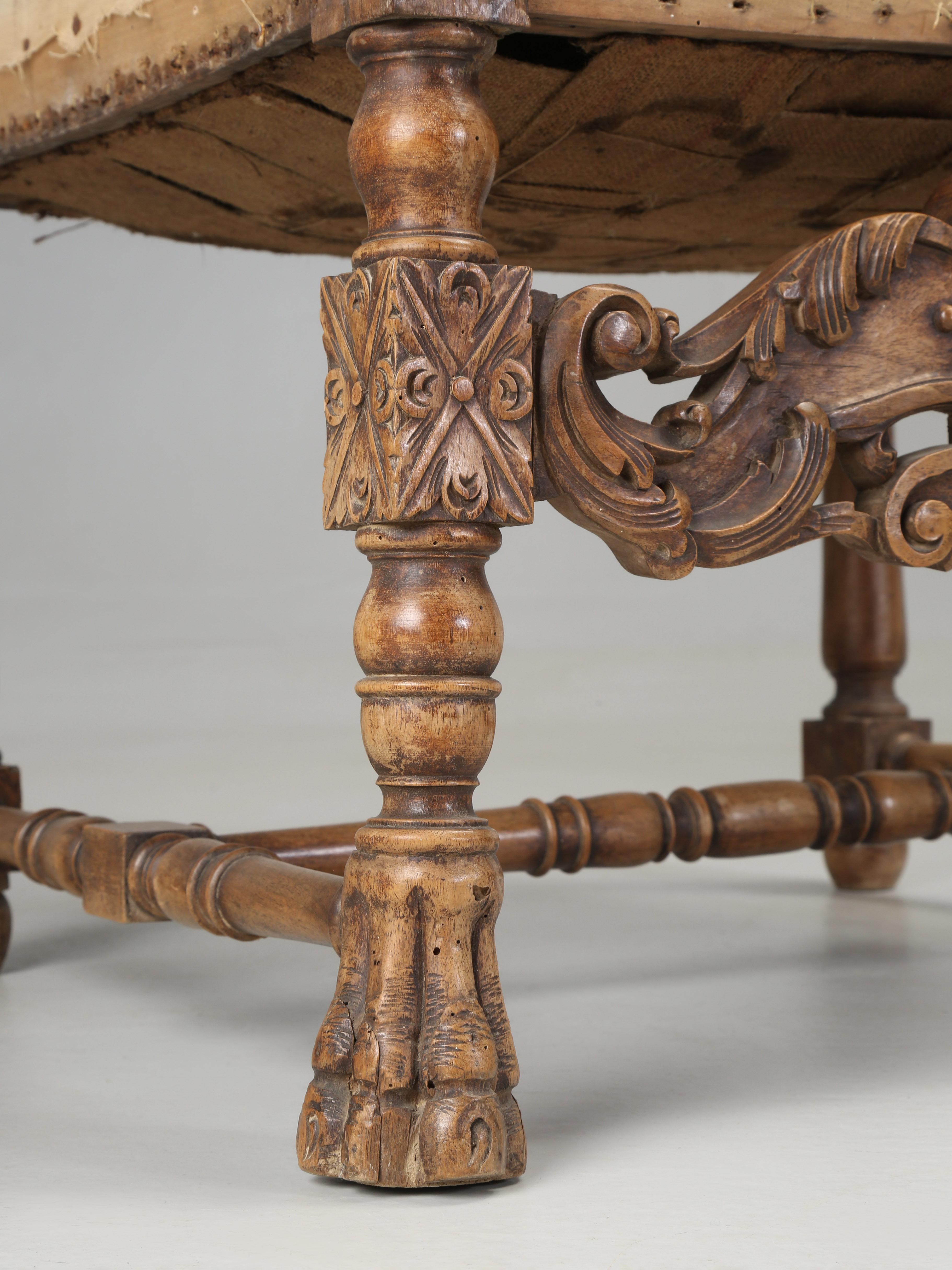 Antica coppia di poltrone italiane intagliate a mano in legno di noce Necessità di restauro, anni '80 del XIX secolo in vendita 7