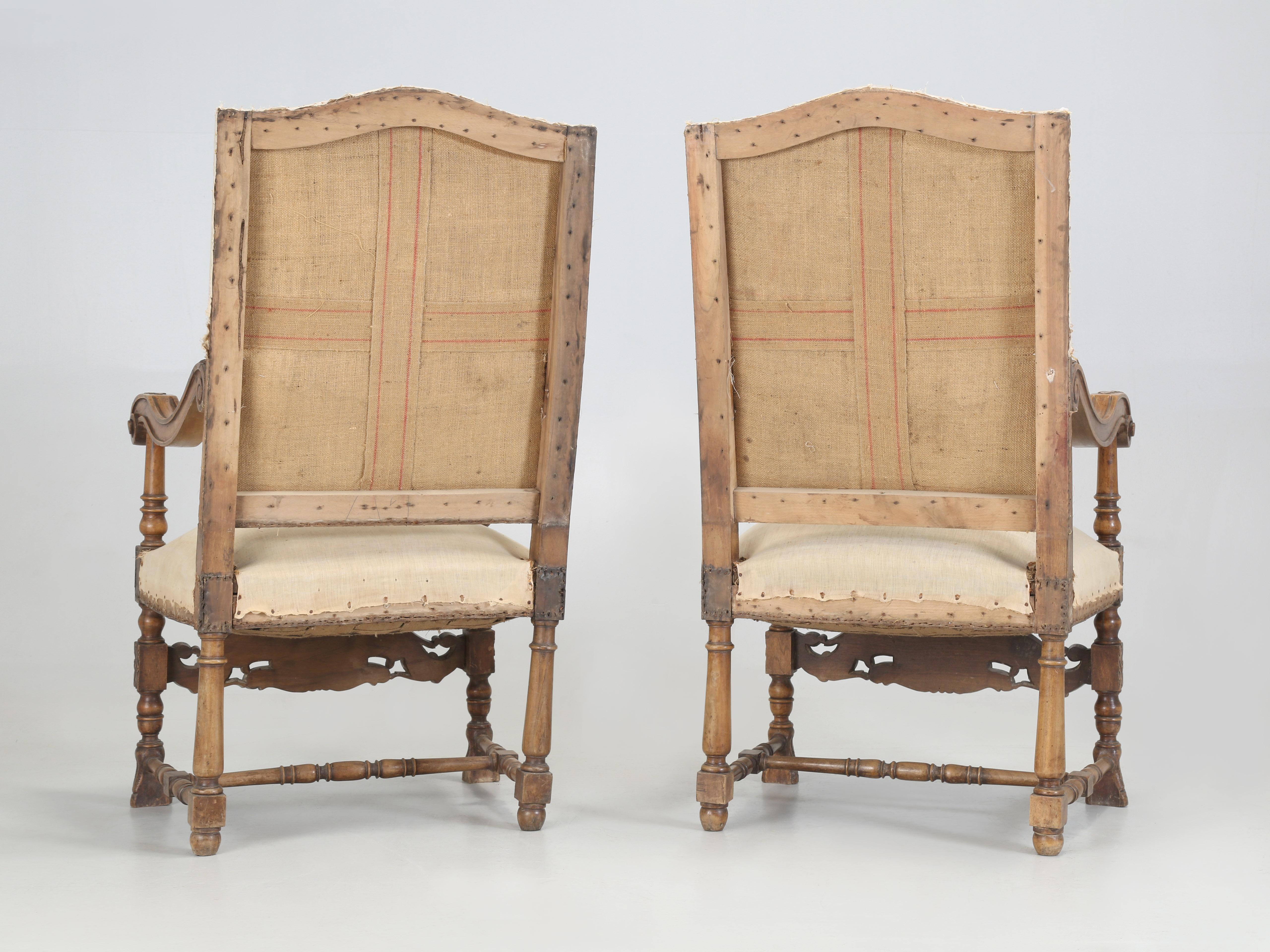 Paire de fauteuils italiens anciens en noyer sculpté à la main à restaurer (années 1880) en vente 10