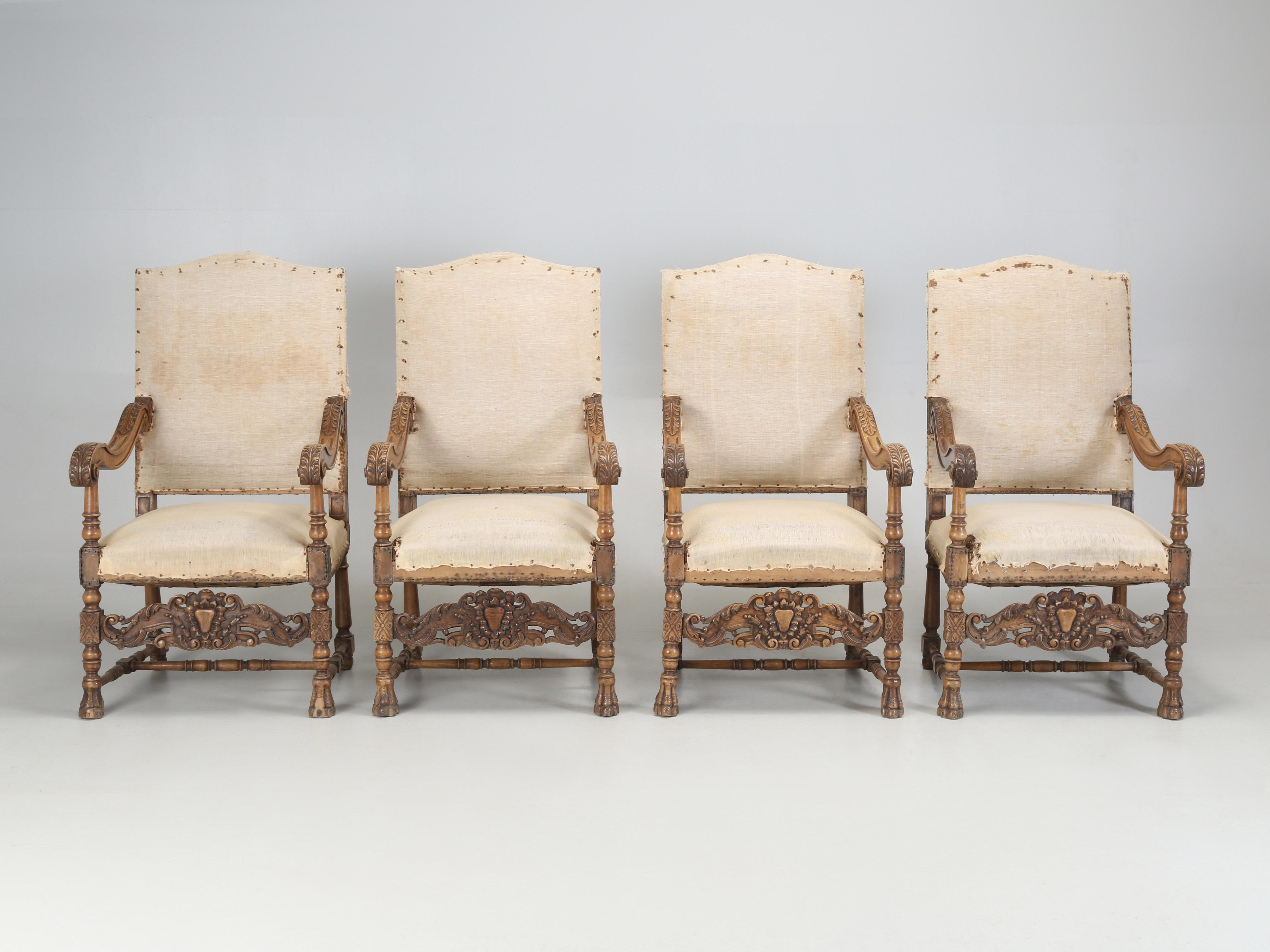 Paire de fauteuils italiens anciens en noyer sculpté à la main à restaurer (années 1880) en vente 11