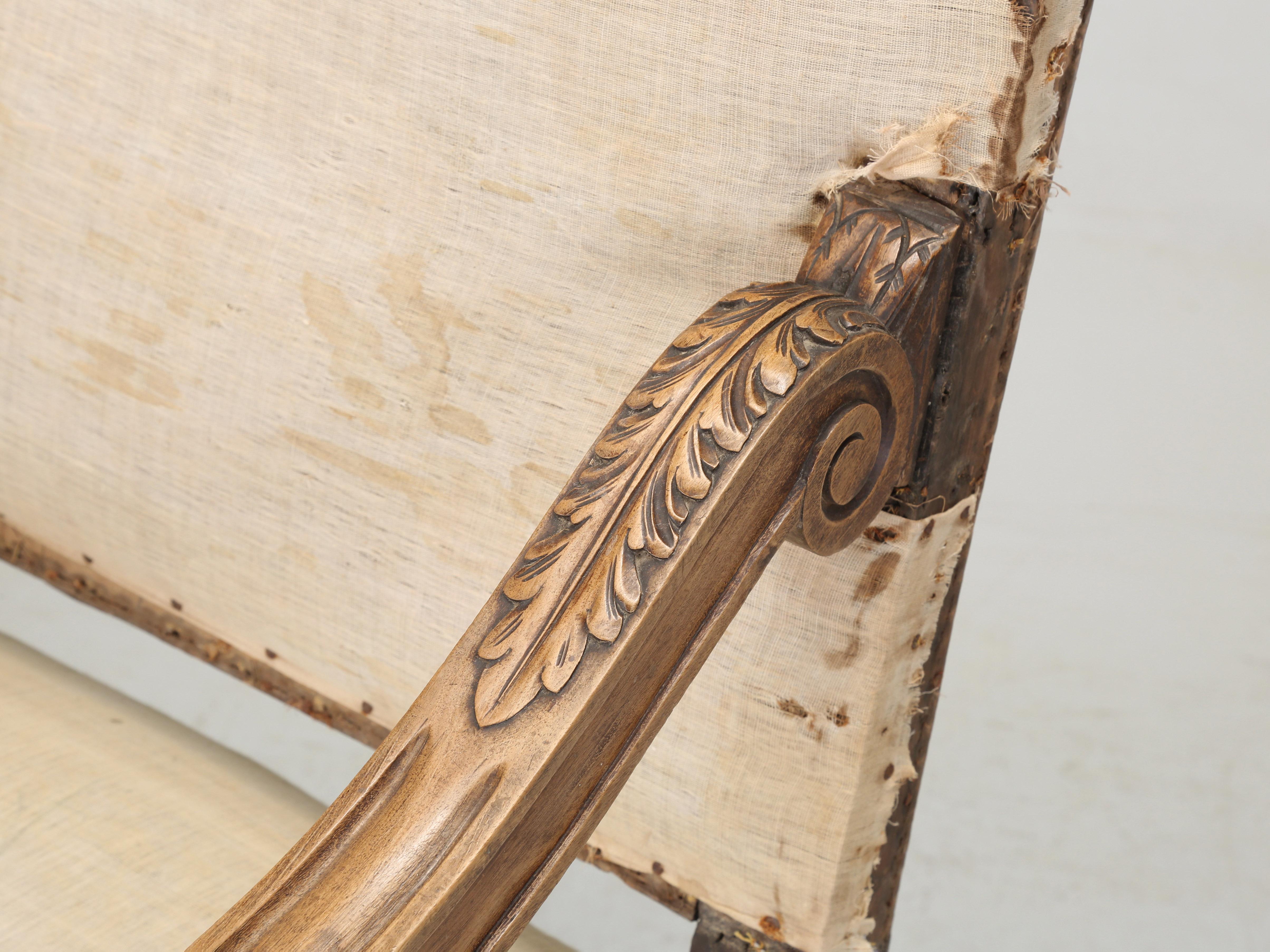 Italiano Antica coppia di poltrone italiane intagliate a mano in legno di noce Necessità di restauro, anni '80 del XIX secolo in vendita