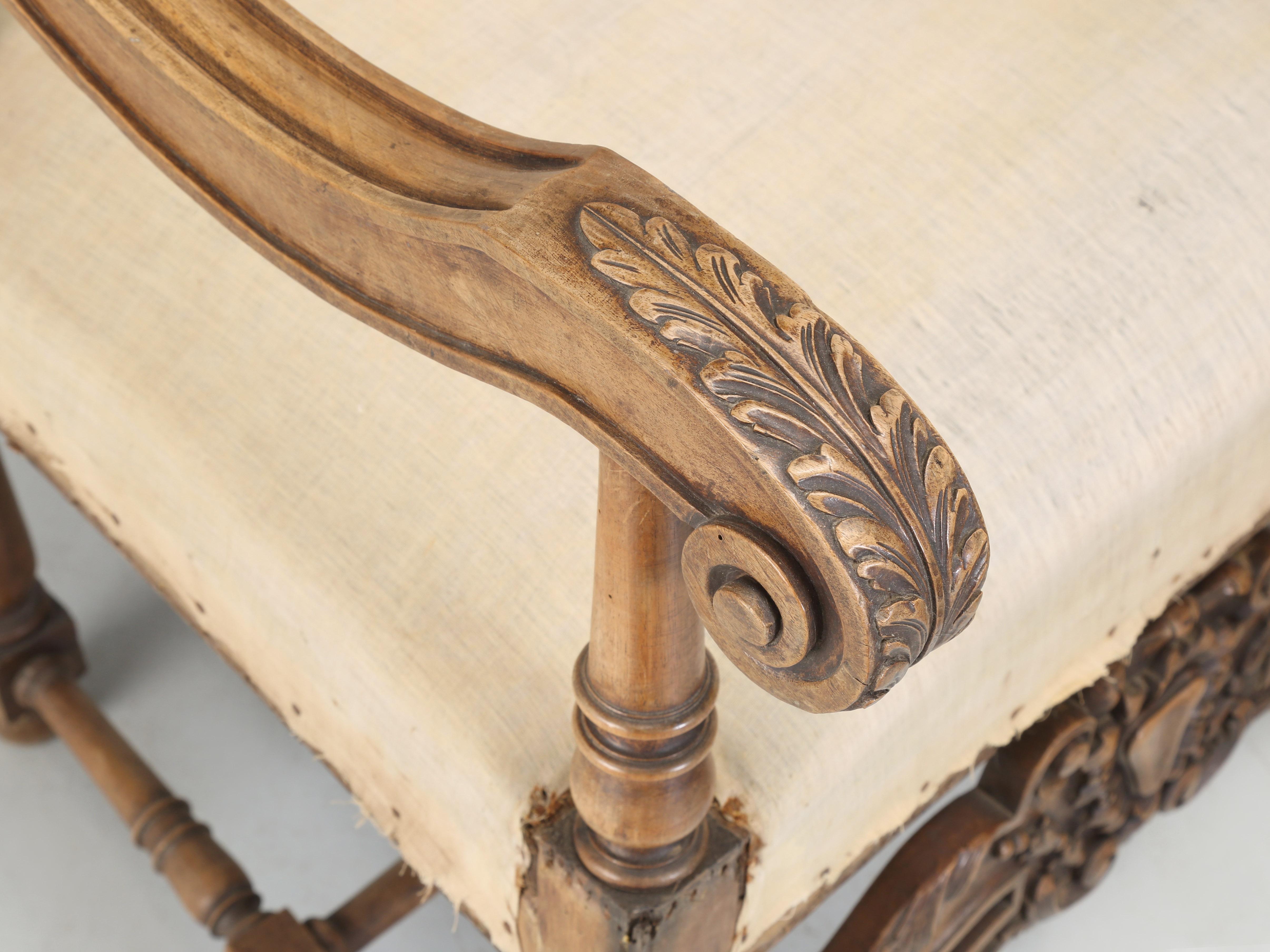 Paire de fauteuils italiens anciens en noyer sculpté à la main à restaurer (années 1880) État moyen - En vente à Chicago, IL
