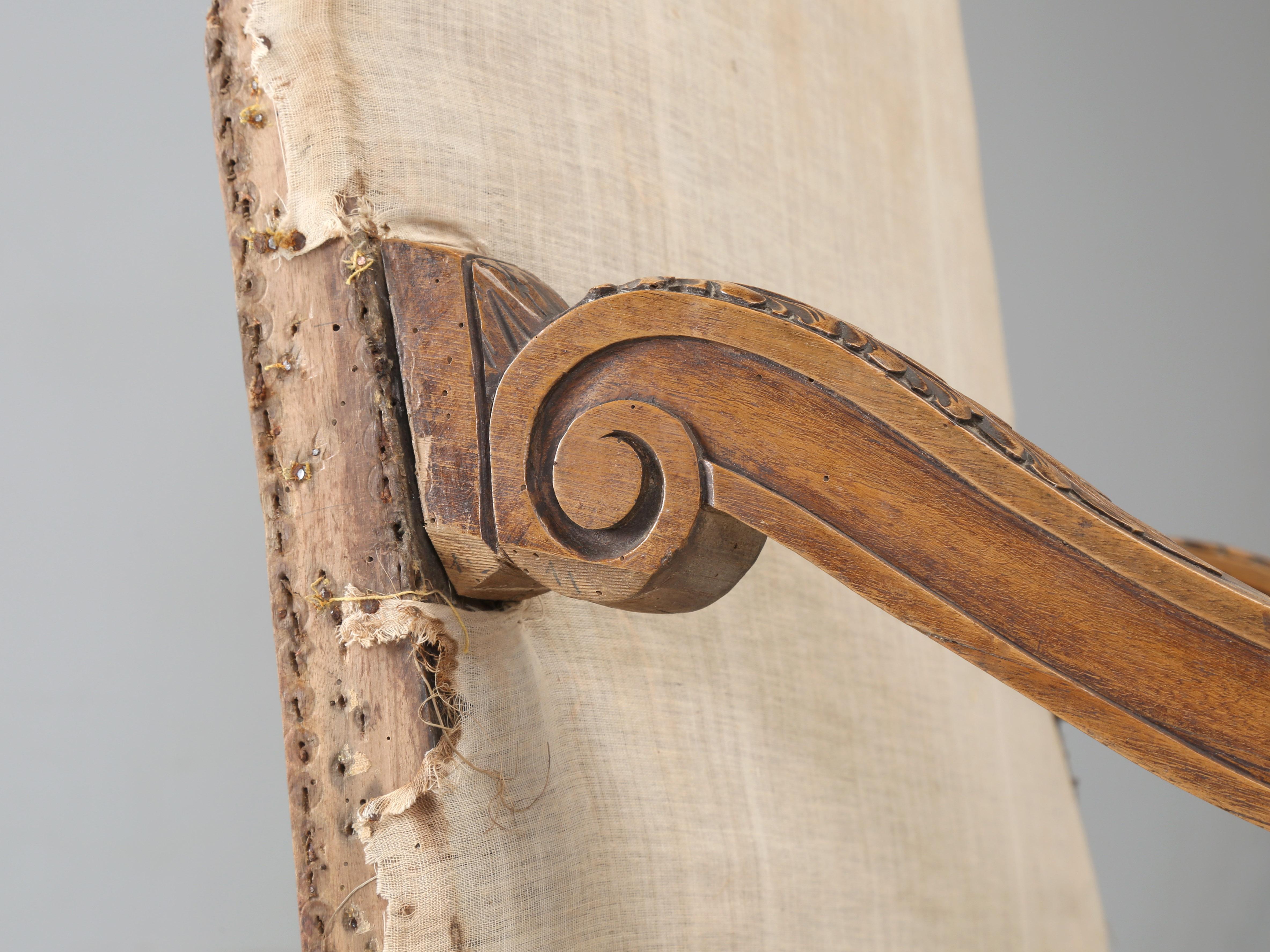 Intagliato a mano Antica coppia di poltrone italiane intagliate a mano in legno di noce Necessità di restauro, anni '80 del XIX secolo in vendita