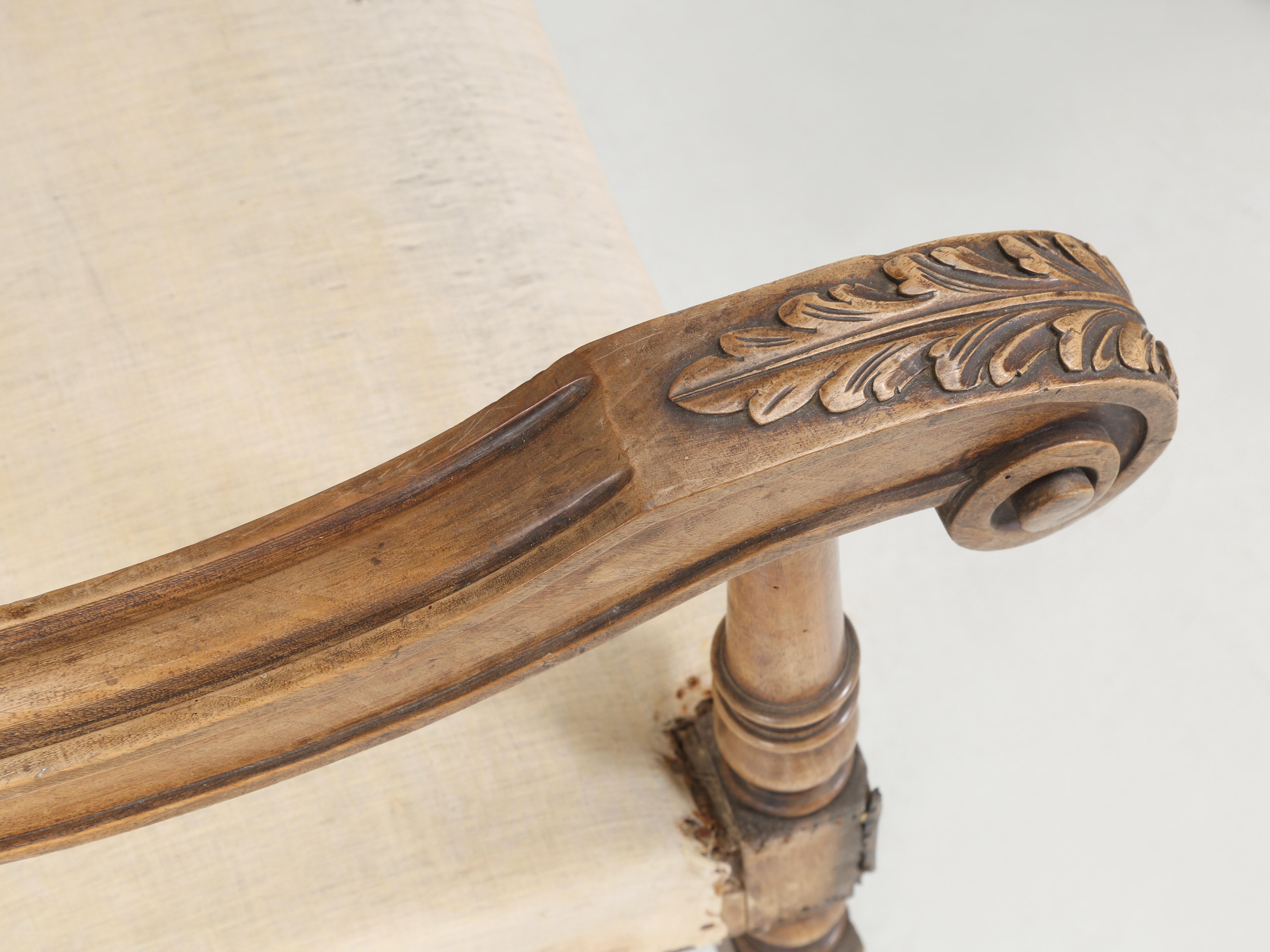 Fin du XIXe siècle Paire de fauteuils italiens anciens en noyer sculpté à la main à restaurer (années 1880) en vente