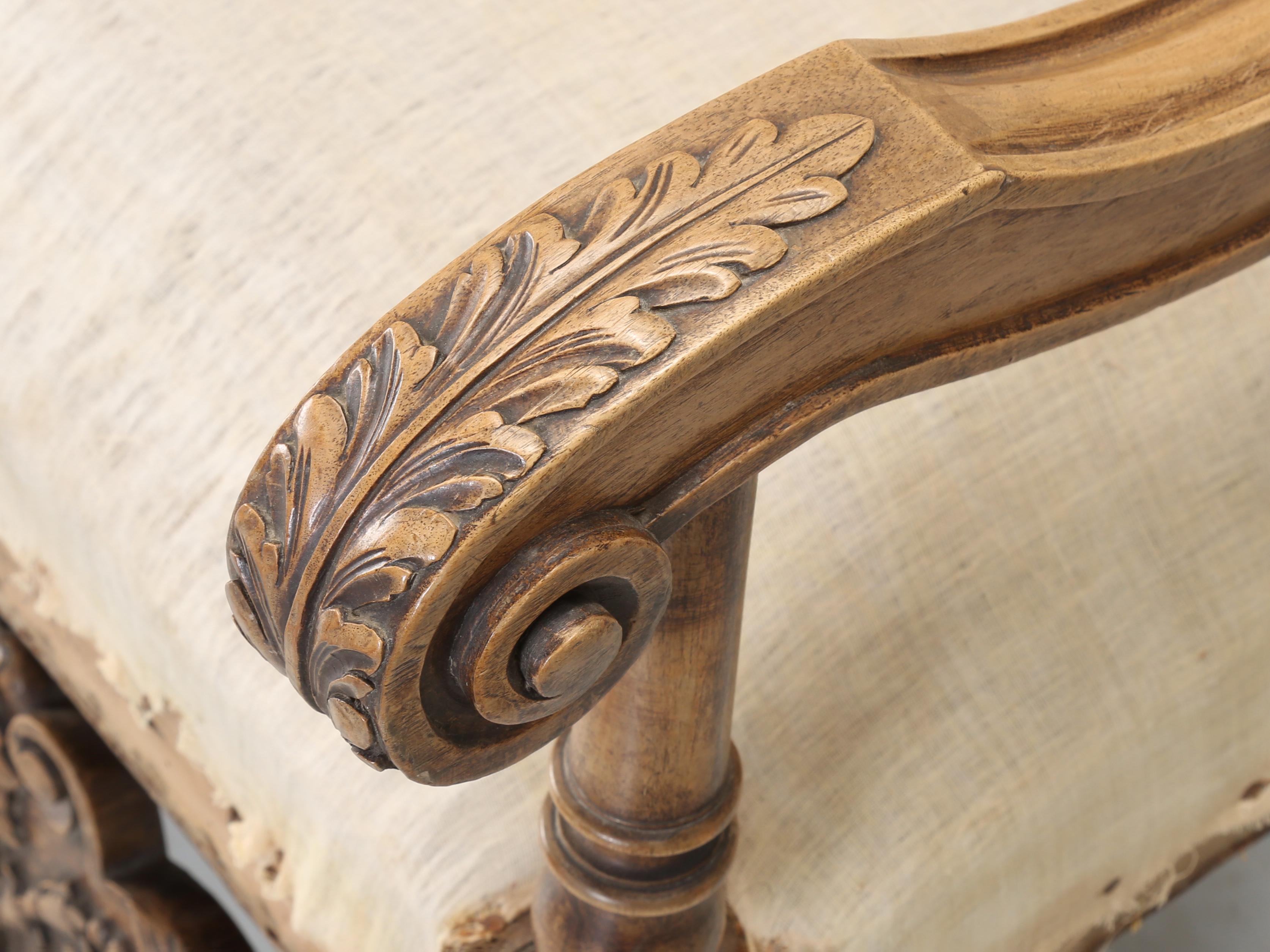 Antica coppia di poltrone italiane intagliate a mano in legno di noce Necessità di restauro, anni '80 del XIX secolo In condizioni discrete in vendita a Chicago, IL