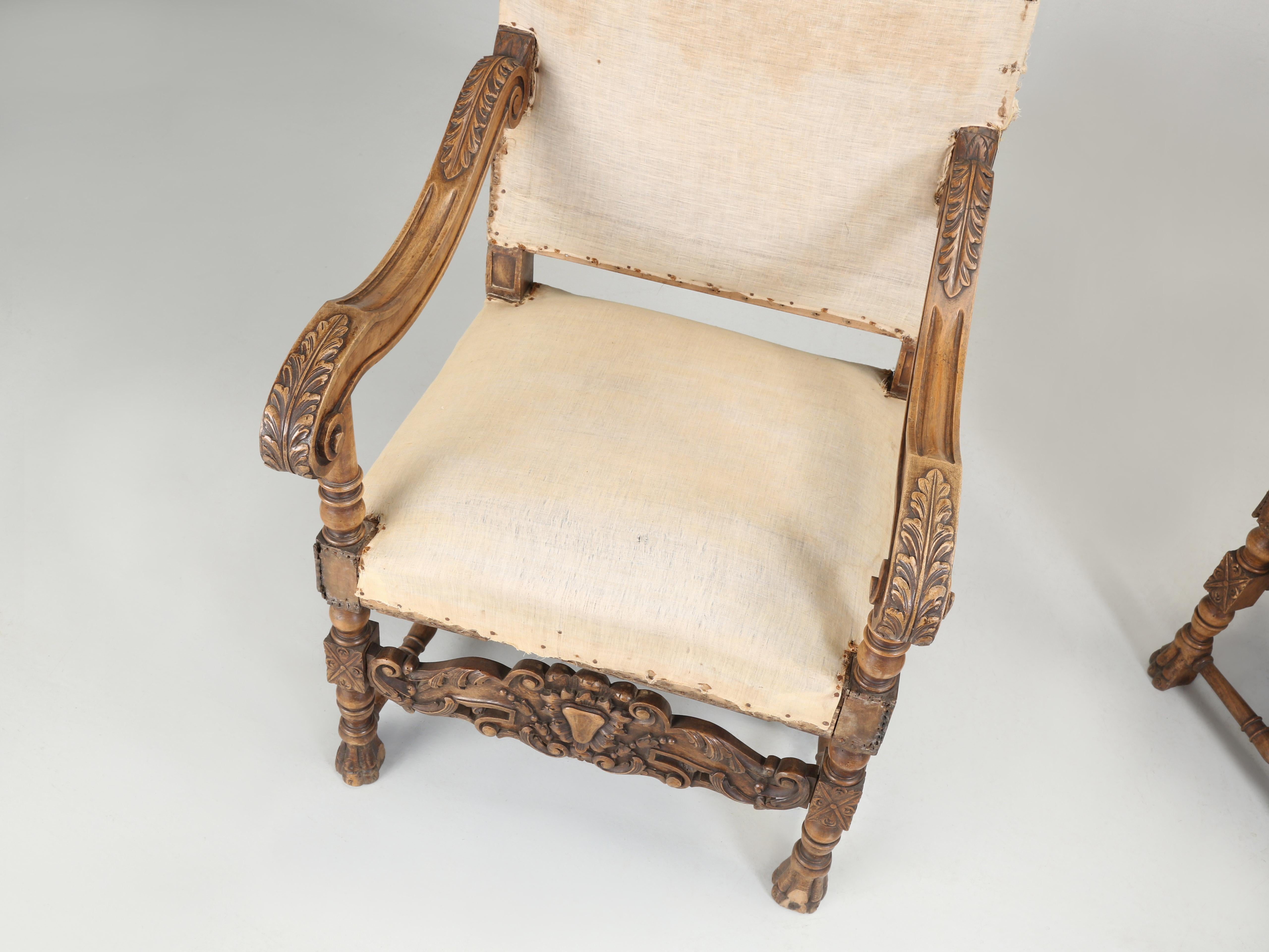 Tissu d'ameublement Paire de fauteuils italiens anciens en noyer sculpté à la main à restaurer (années 1880) en vente