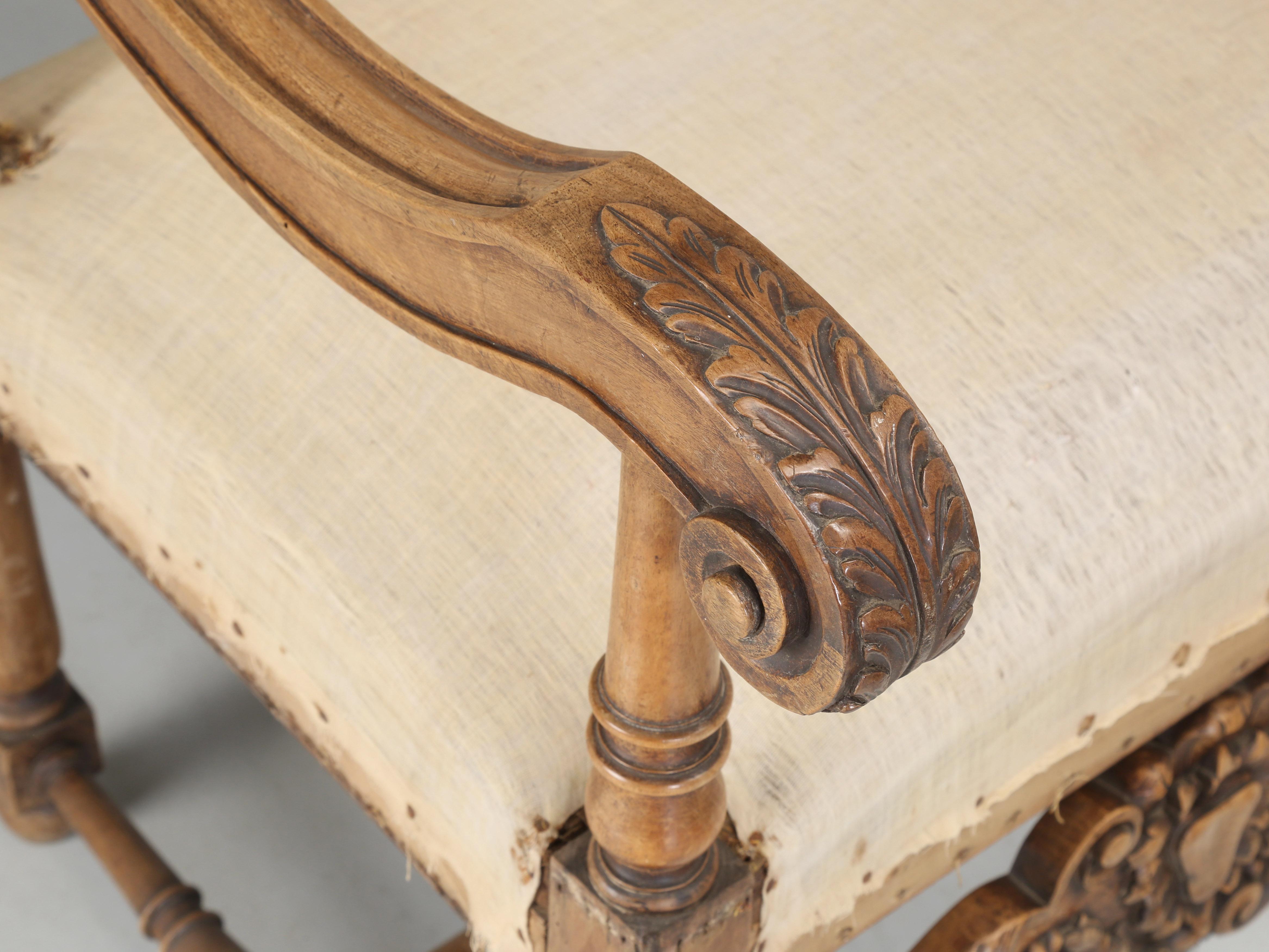 Fine XIX secolo Antica coppia di poltrone italiane intagliate a mano in legno di noce Necessità di restauro, anni '80 del XIX secolo in vendita