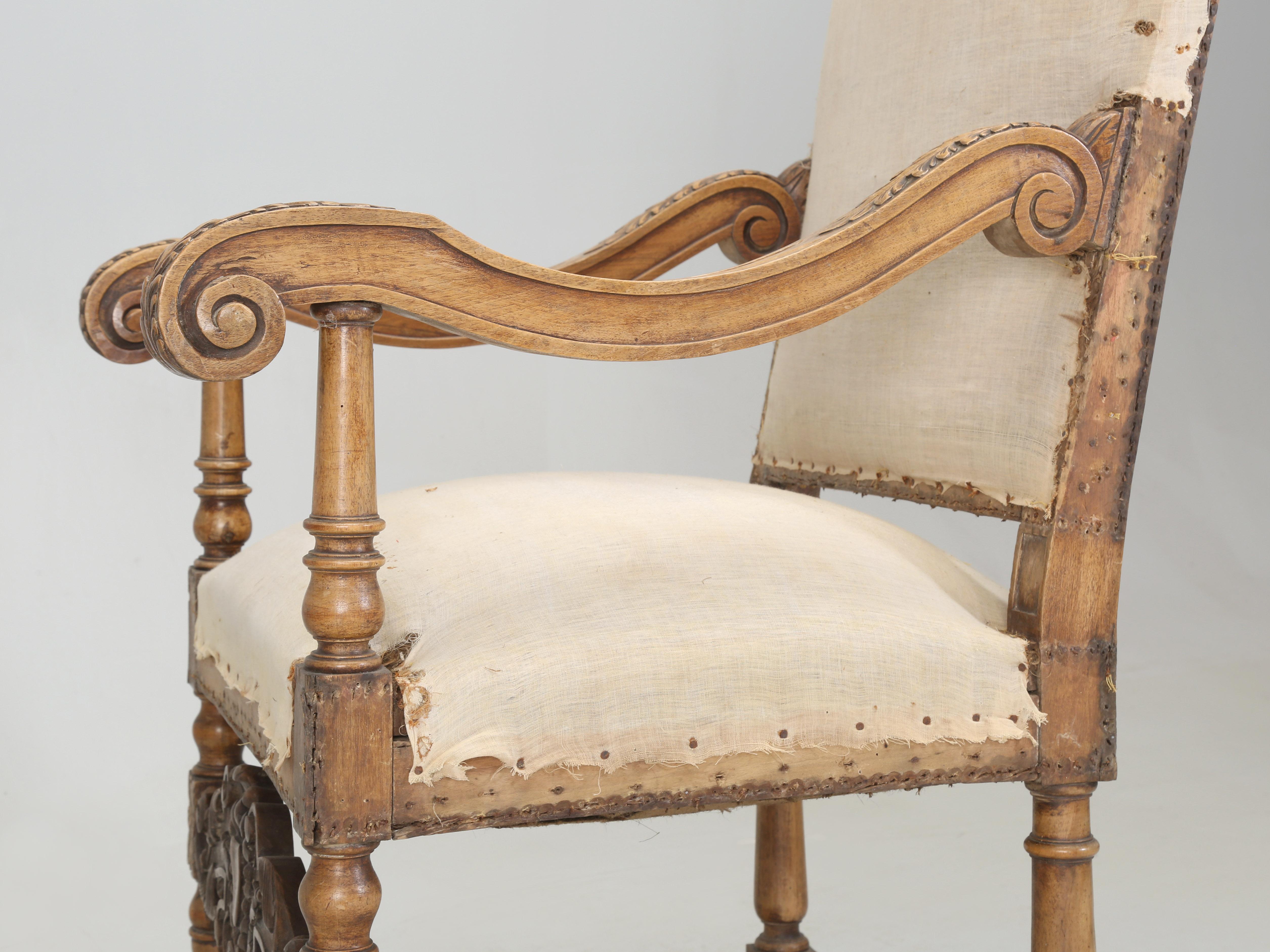 Antikes Paar italienischer Sessel, handgeschnitzt, Nussbaumholz, Restaurierungsarbeiten, um 1880 (Polster) im Angebot
