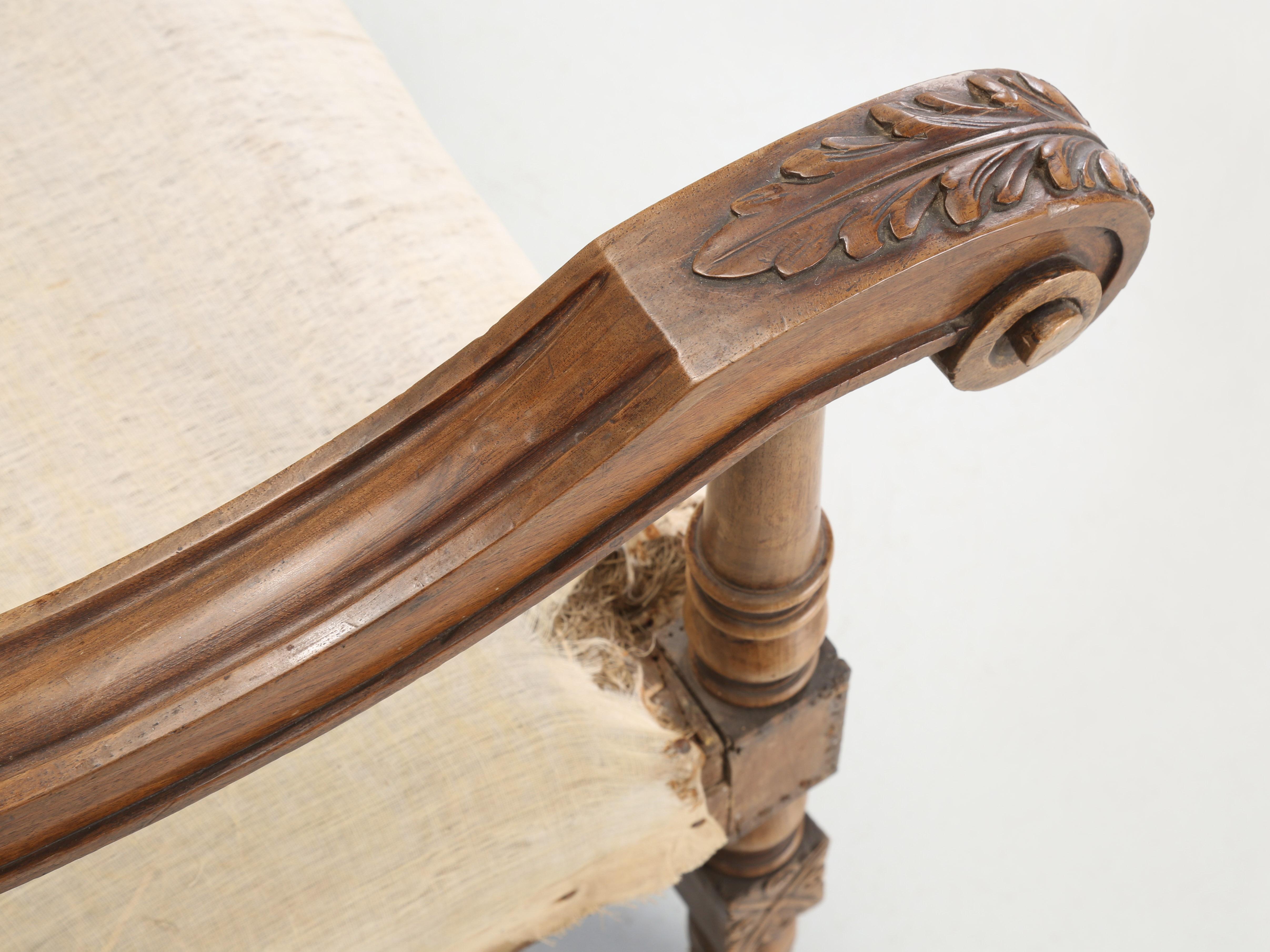 Tappezzeria Antica coppia di poltrone italiane intagliate a mano in legno di noce Necessità di restauro, anni '80 del XIX secolo in vendita