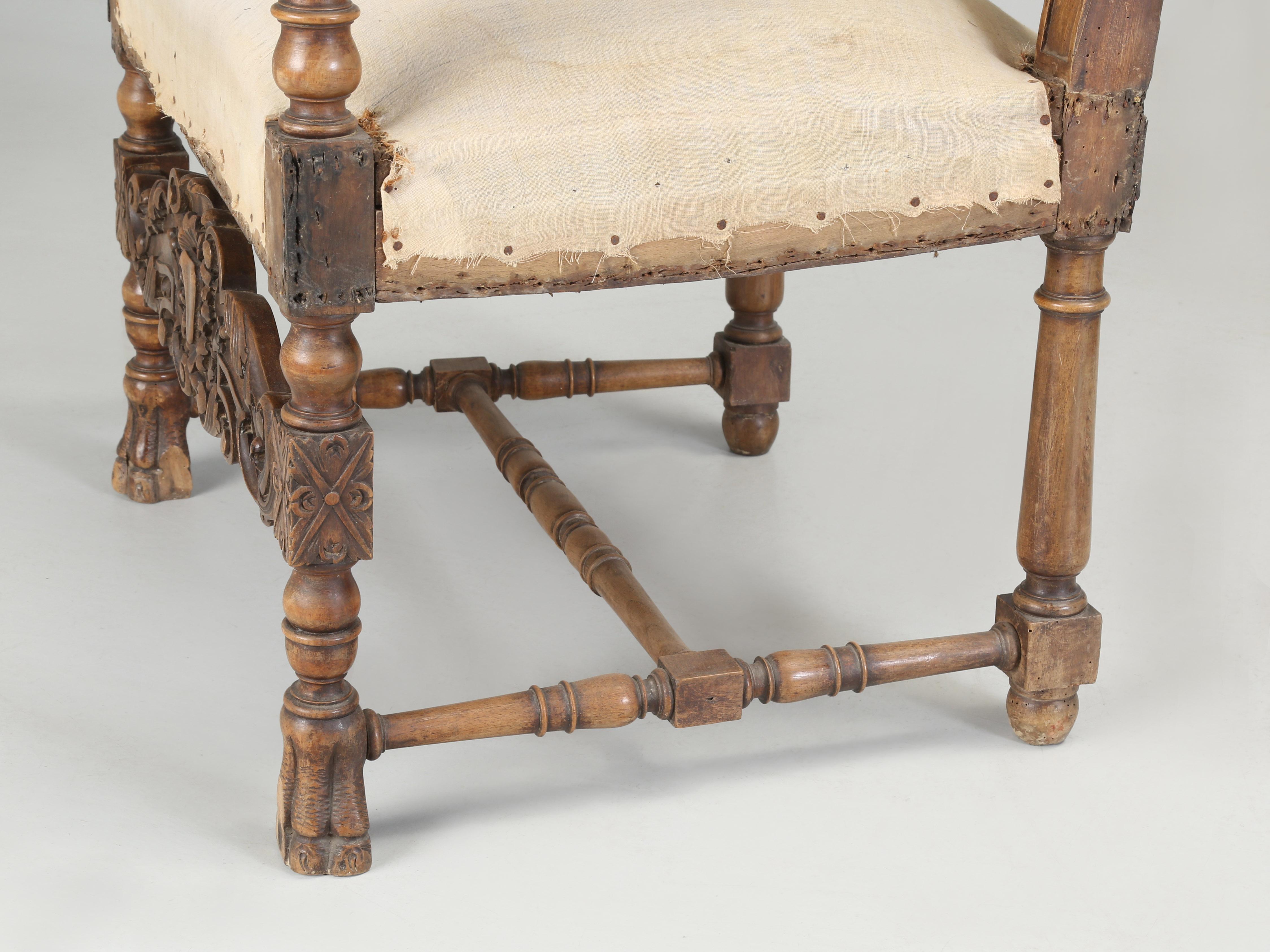 Paire de fauteuils italiens anciens en noyer sculpté à la main à restaurer (années 1880) en vente 2