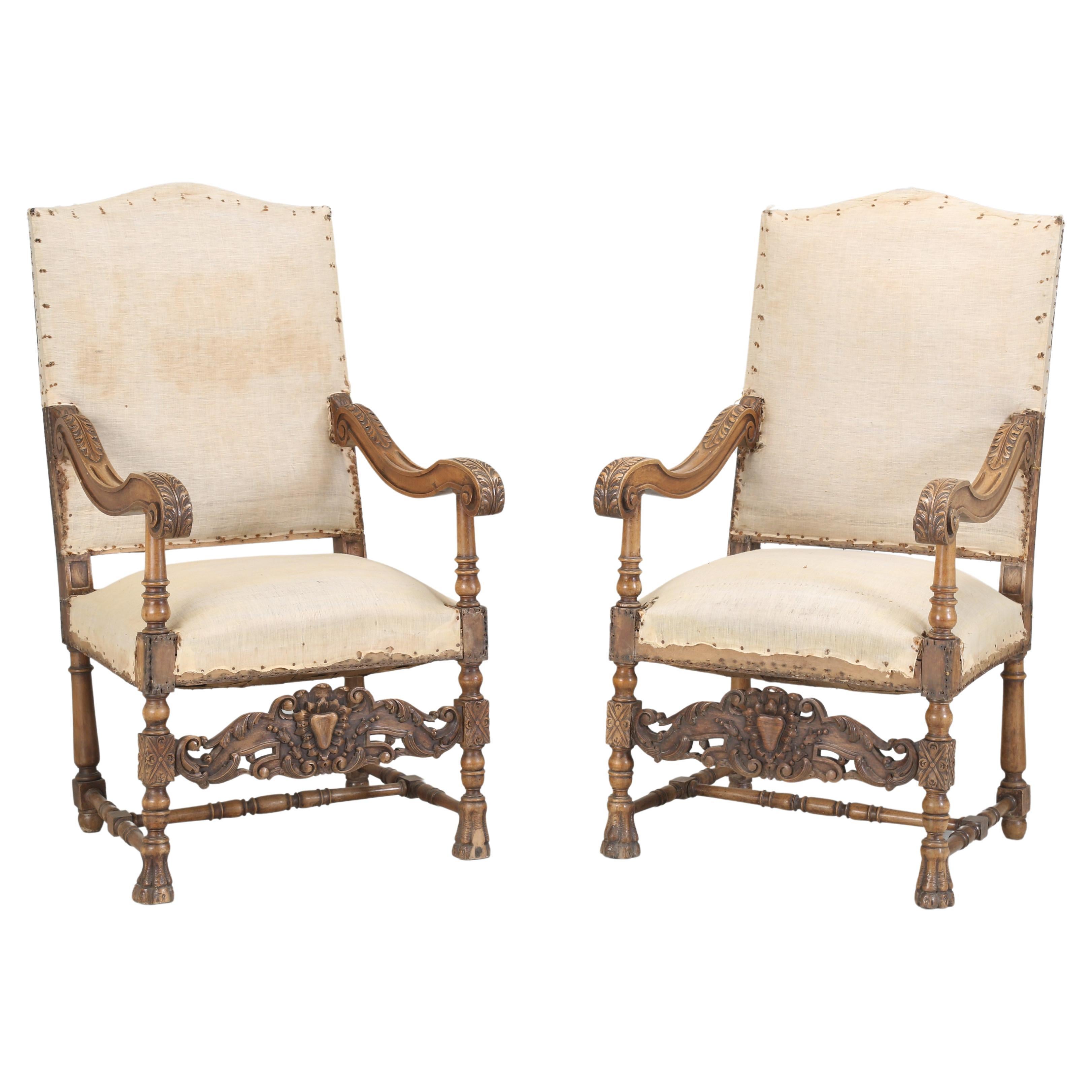 Paire de fauteuils italiens anciens en noyer sculpté à la main à restaurer (années 1880) en vente