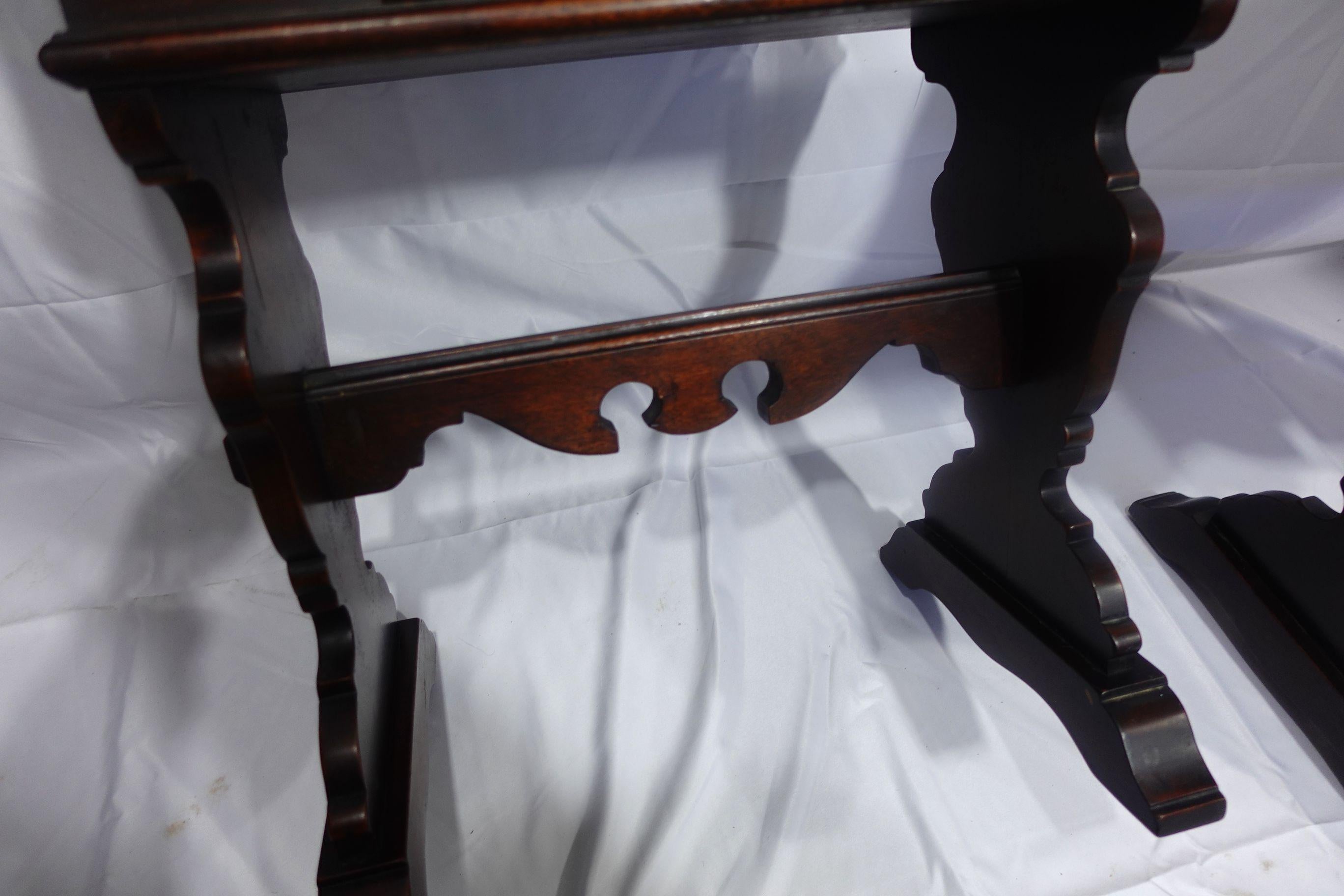 Paire d'antiquités en noyer de style baroque italien  Tables d'appoint à tréteaux, 19e siècle en vente 2