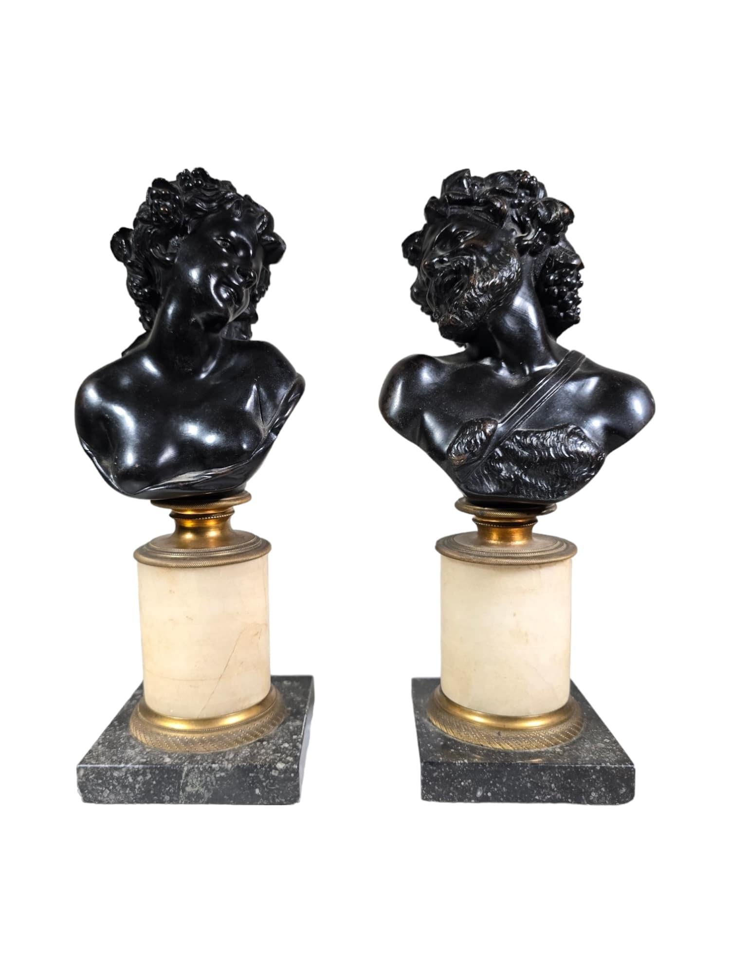 Cette exquise paire de bustes anciens en bronze italien représente l'allure intemporelle de l'époque du Grand Tour, avec des représentations de Dionysos et d'Ariane inspirées par le célèbre sculpteur Clodion. Datant du XIXe siècle, ces bustes