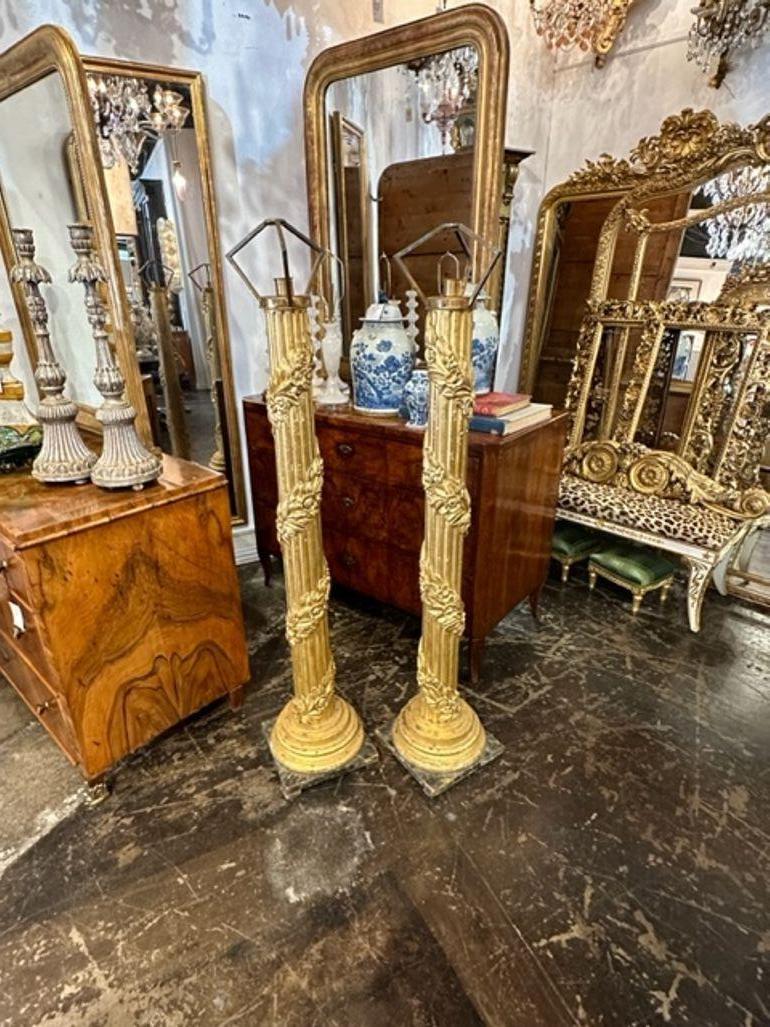 Belle paire de colonnes italiennes en bois sculpté et doré du 19e siècle, transformées en lampadaires. Ceux-ci sont de très grande taille et font une déclaration élégante. Charmant !!!