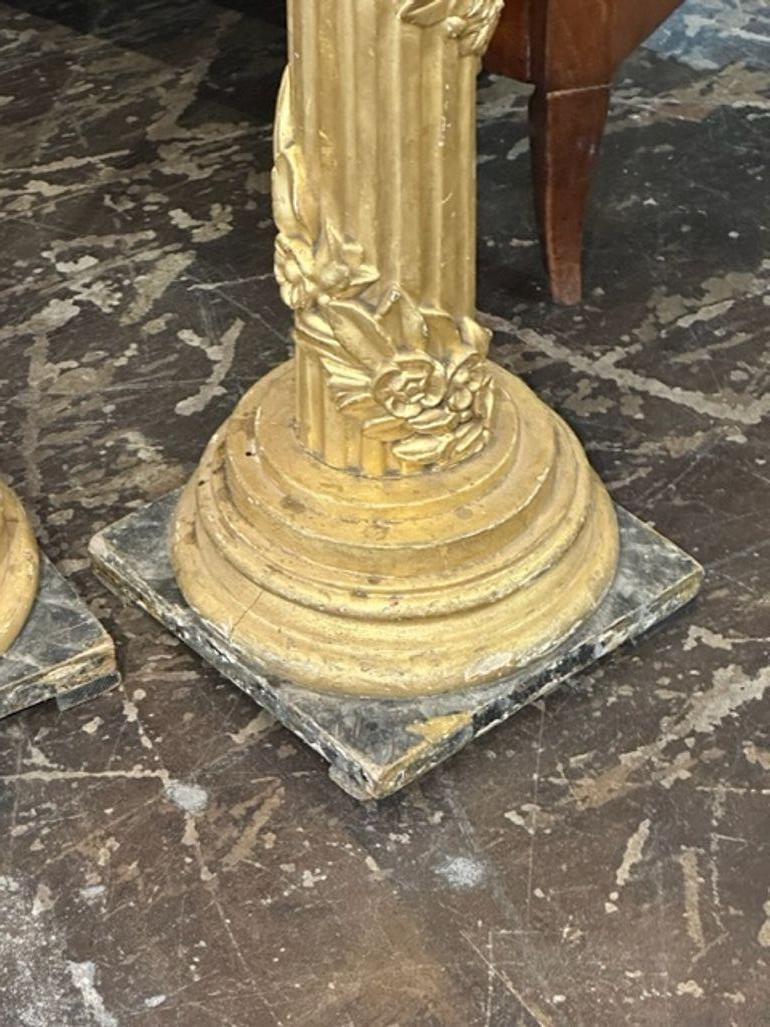 Bois doré Ancienne paire de colonnes italiennes sculptées et dorées comme lampadaires en vente