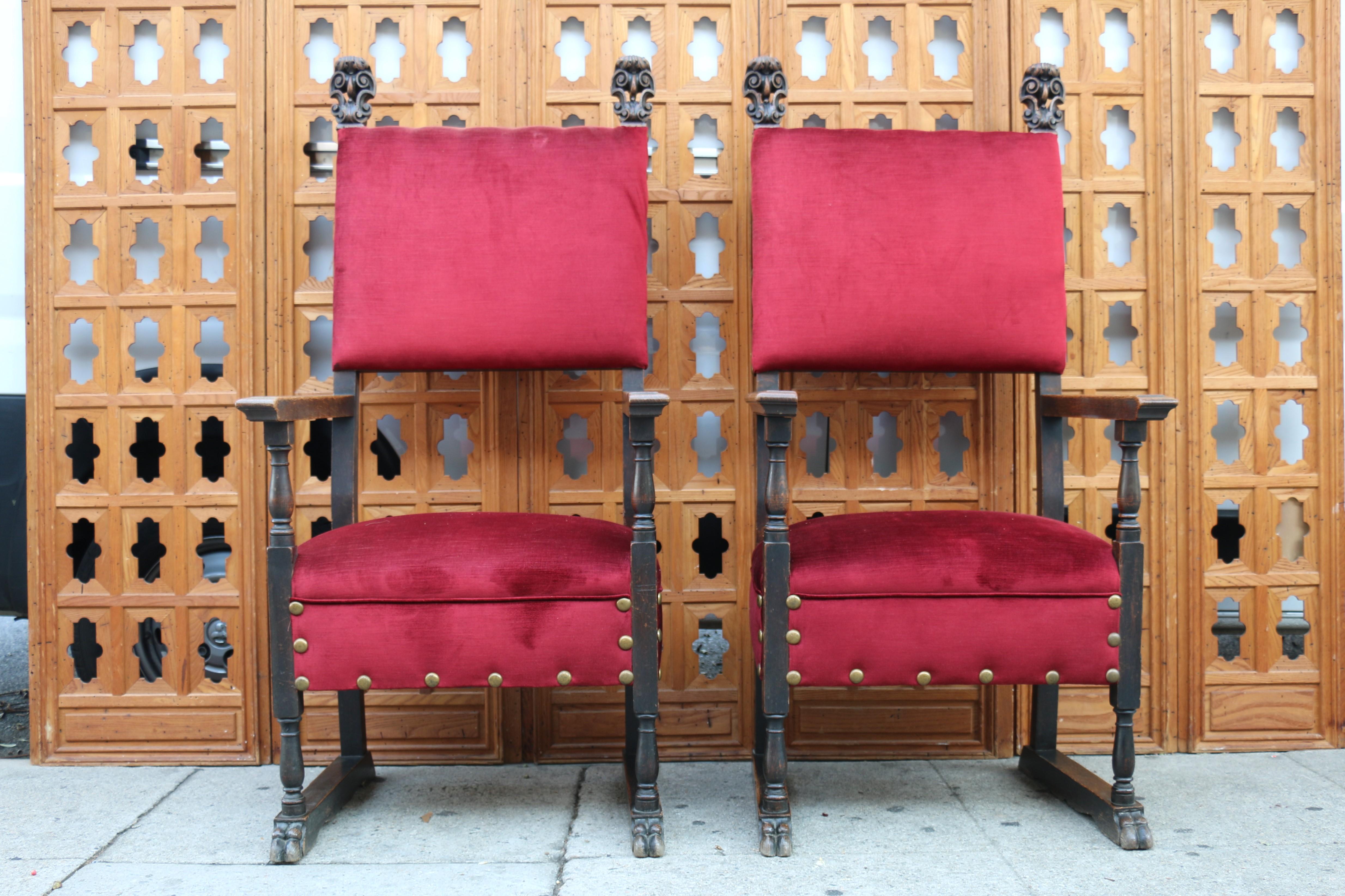 Antikes Paar italienischer Thronstühle aus geschnitztem Holz (Colonial Revival) im Angebot