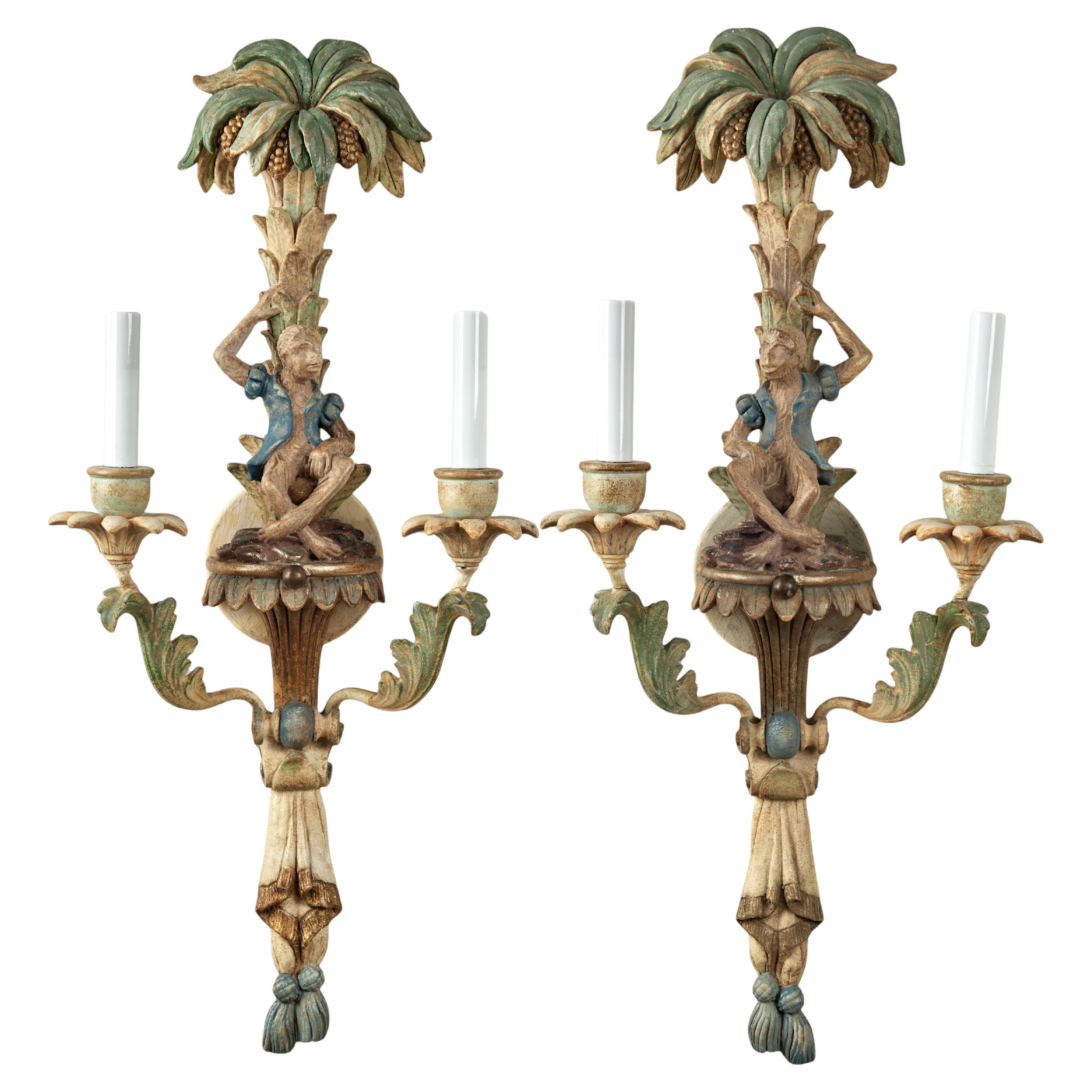 Paire d
appliques murales anciennes en bois sculpté italien avec des singes