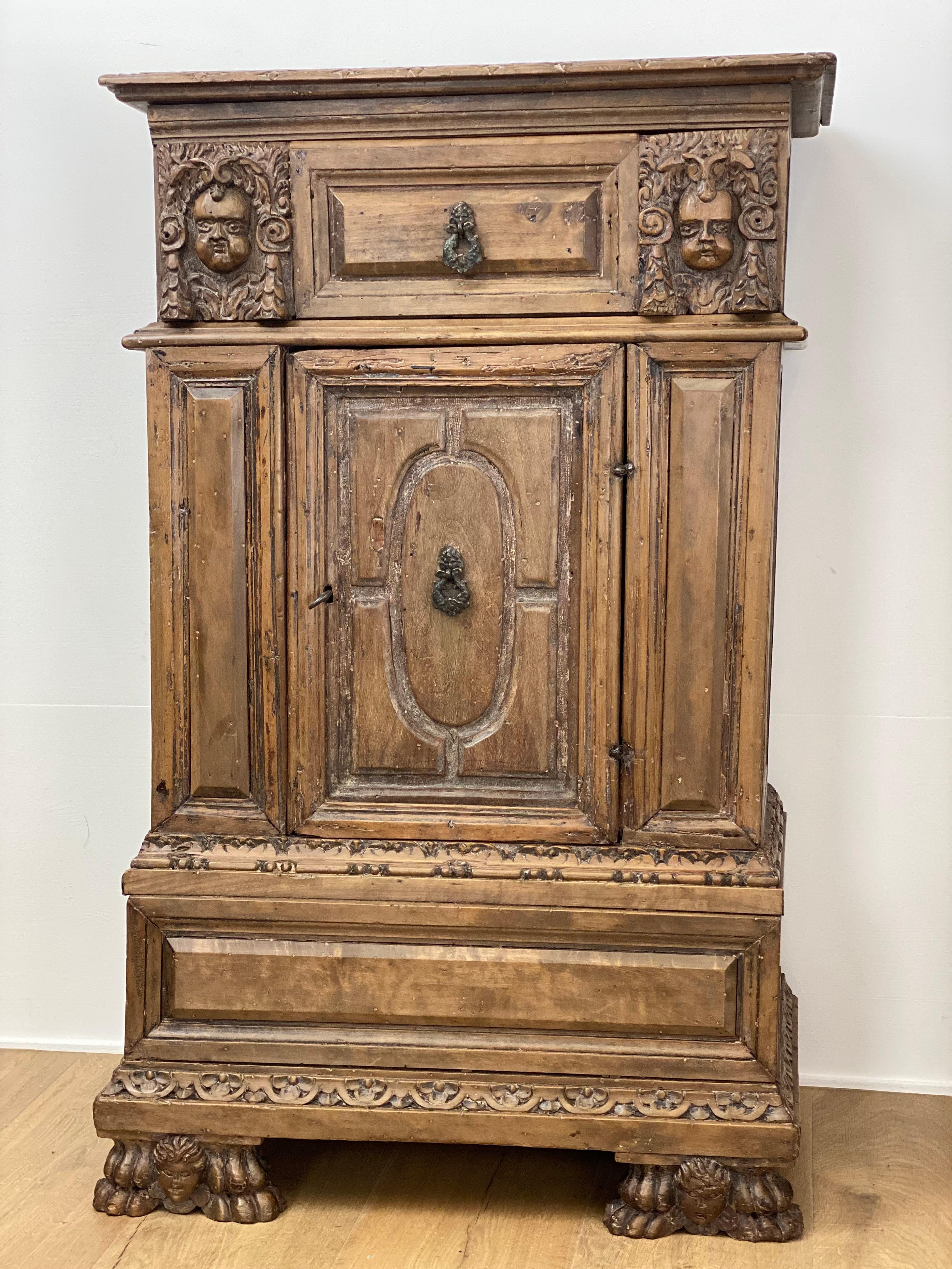 XVIIIe siècle Paire d'armoires italiennes anciennes en vente