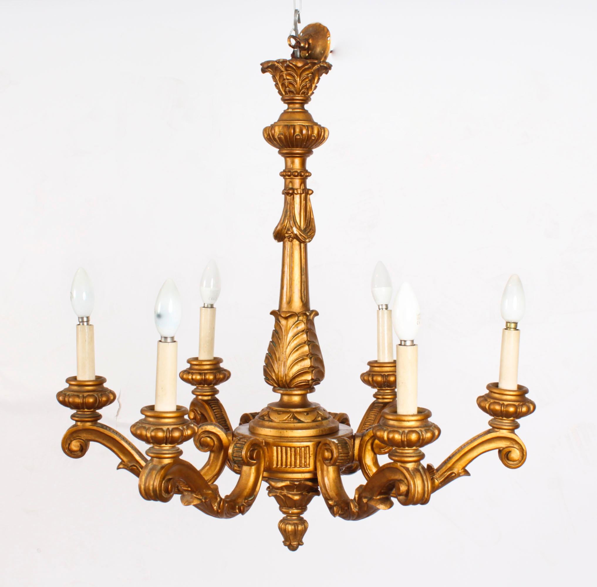 Il s'agit d'une magnifique paire de lustres italiens anciens en bois doré à six lumières, datant d'environ 1920.

Chaque lustre en bois doré à six branches est sculpté de manière élaborée dans le style rococo.

Ces chandeleirs seront également
