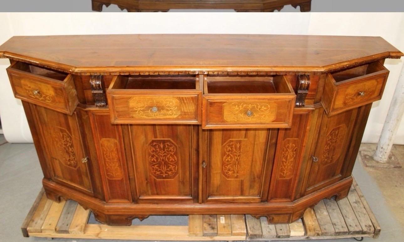 Paire de buffets italiens anciens en marqueterie et en noyer en vente 3