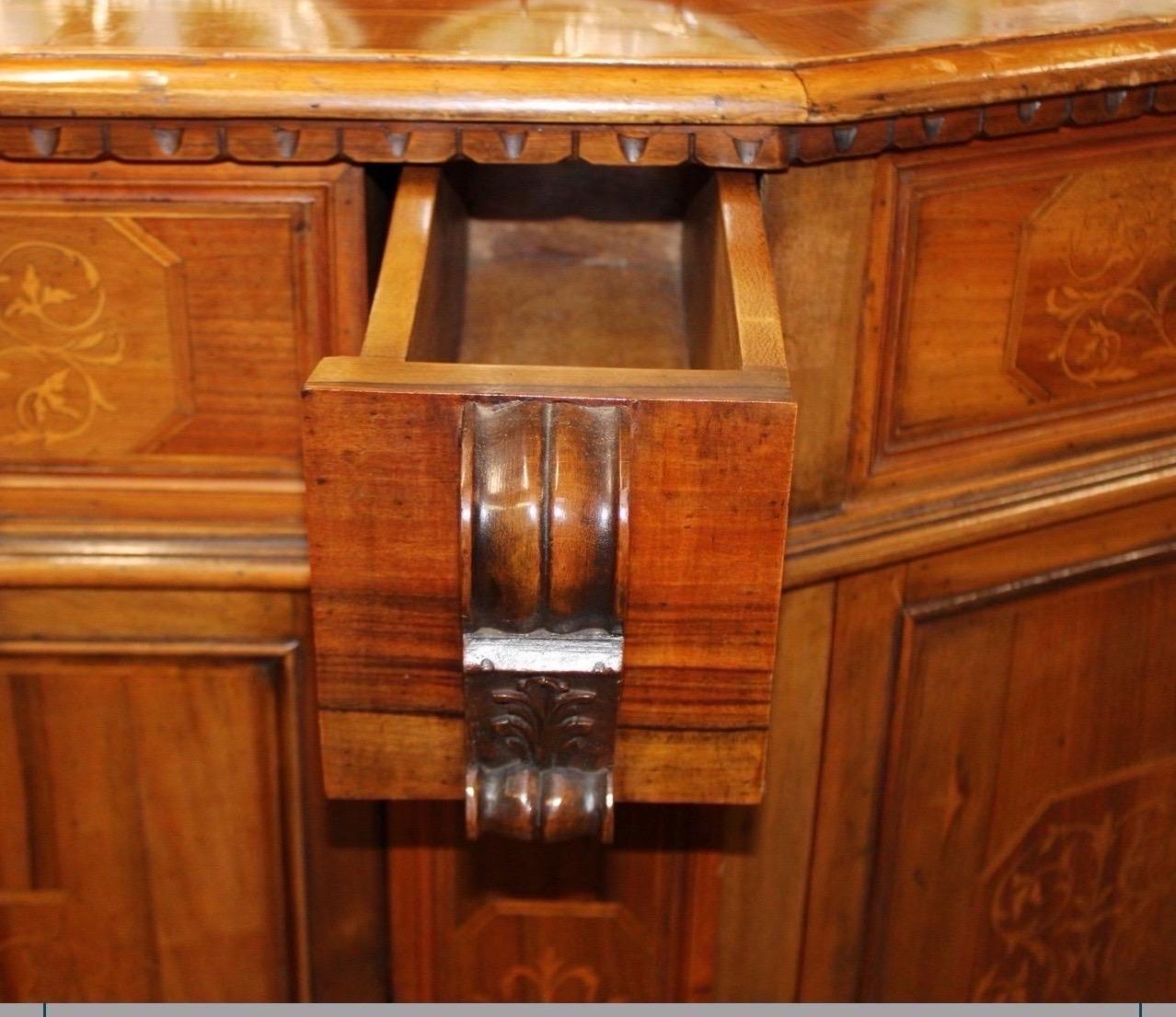 Paire de buffets italiens anciens en marqueterie et en noyer en vente 4