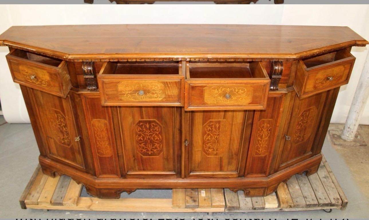 Paire de buffets en noyer tapissé en marqueterie italienne des années 1920 - Finition exquise et détails cachés

Une paire étonnante et rare de buffets italiens en marqueterie des années 1920, illustrant l'art et l'élégance raffinés du mobilier