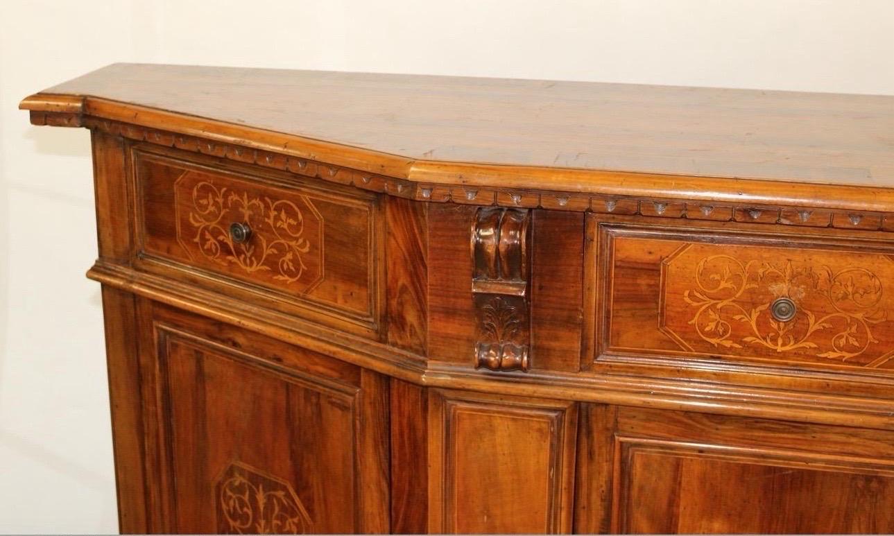Paire de buffets italiens anciens en marqueterie et en noyer Bon état - En vente à Atlanta, GA