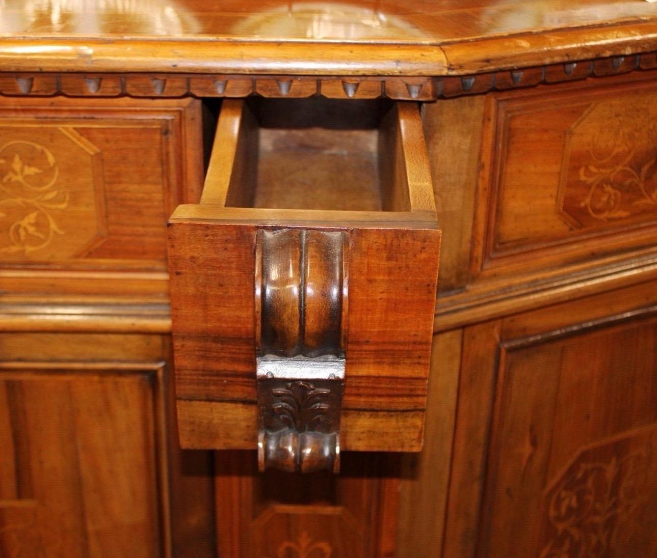 20ième siècle Paire de buffets italiens anciens en marqueterie et en noyer en vente