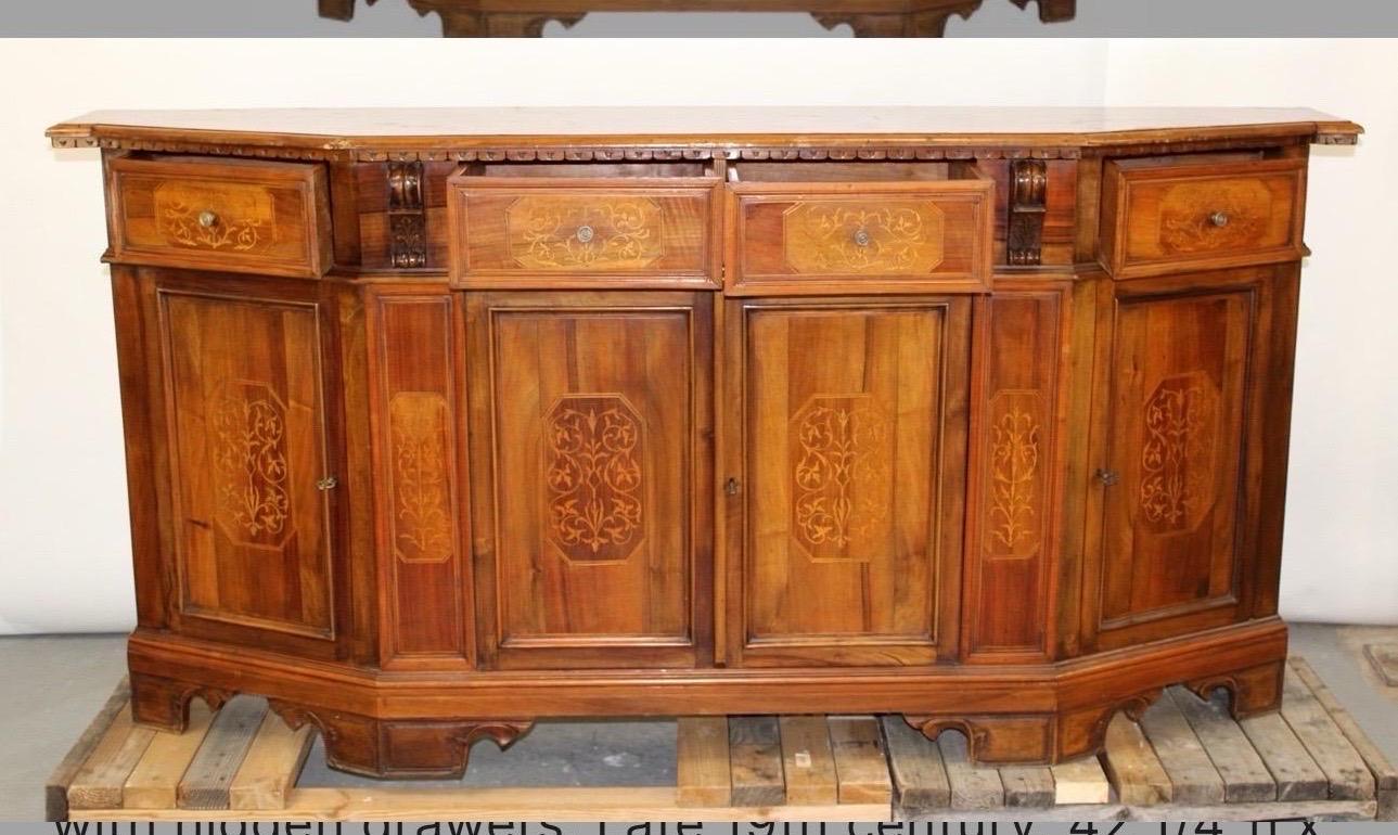 Paire de buffets italiens anciens en marqueterie et en noyer en vente 1