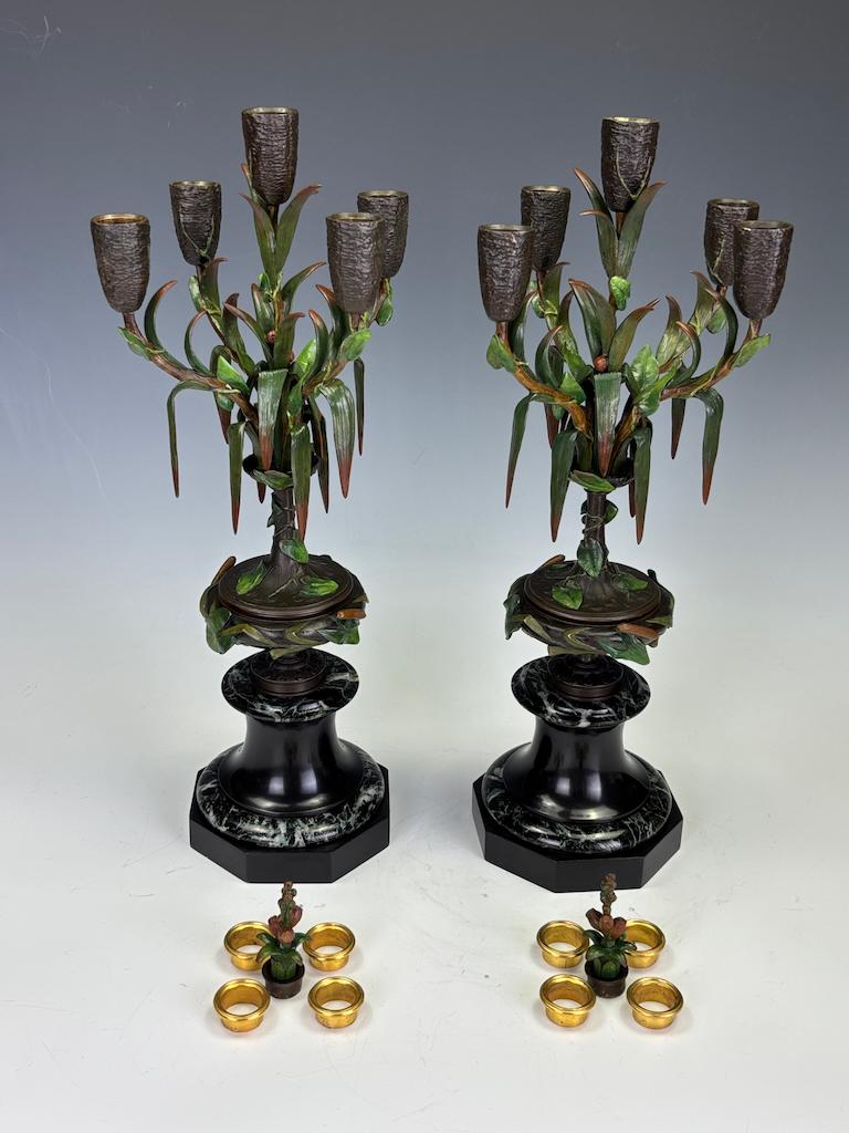 Pittura a freddo Antica coppia di candelabri in bronzo dipinto a freddo di James Pradier - XIX secolo Fre in vendita