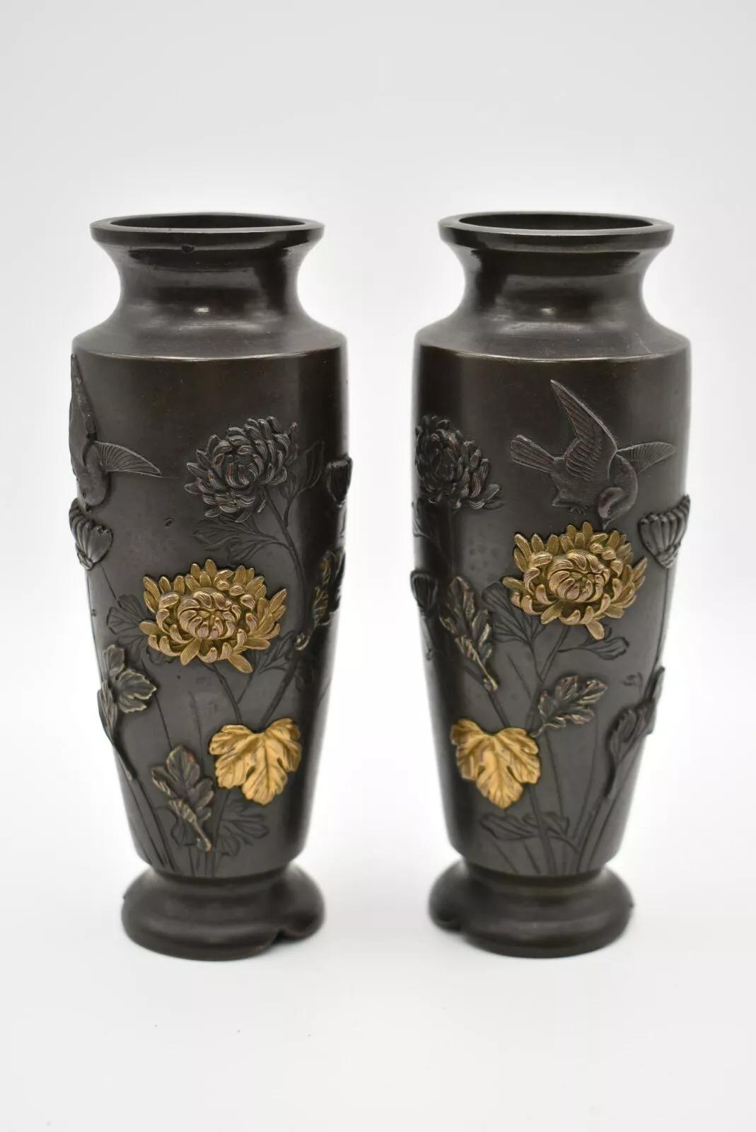 20ième siècle Paire de vases japonais anciens en bronze mélangé avec détails floraux et oiseaux en relief en vente