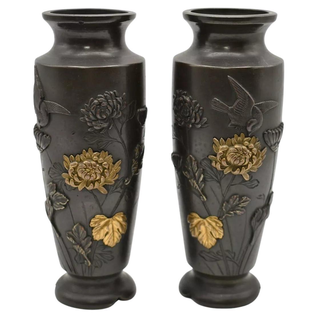Paire de vases japonais anciens en bronze mélangé avec détails floraux et oiseaux en relief