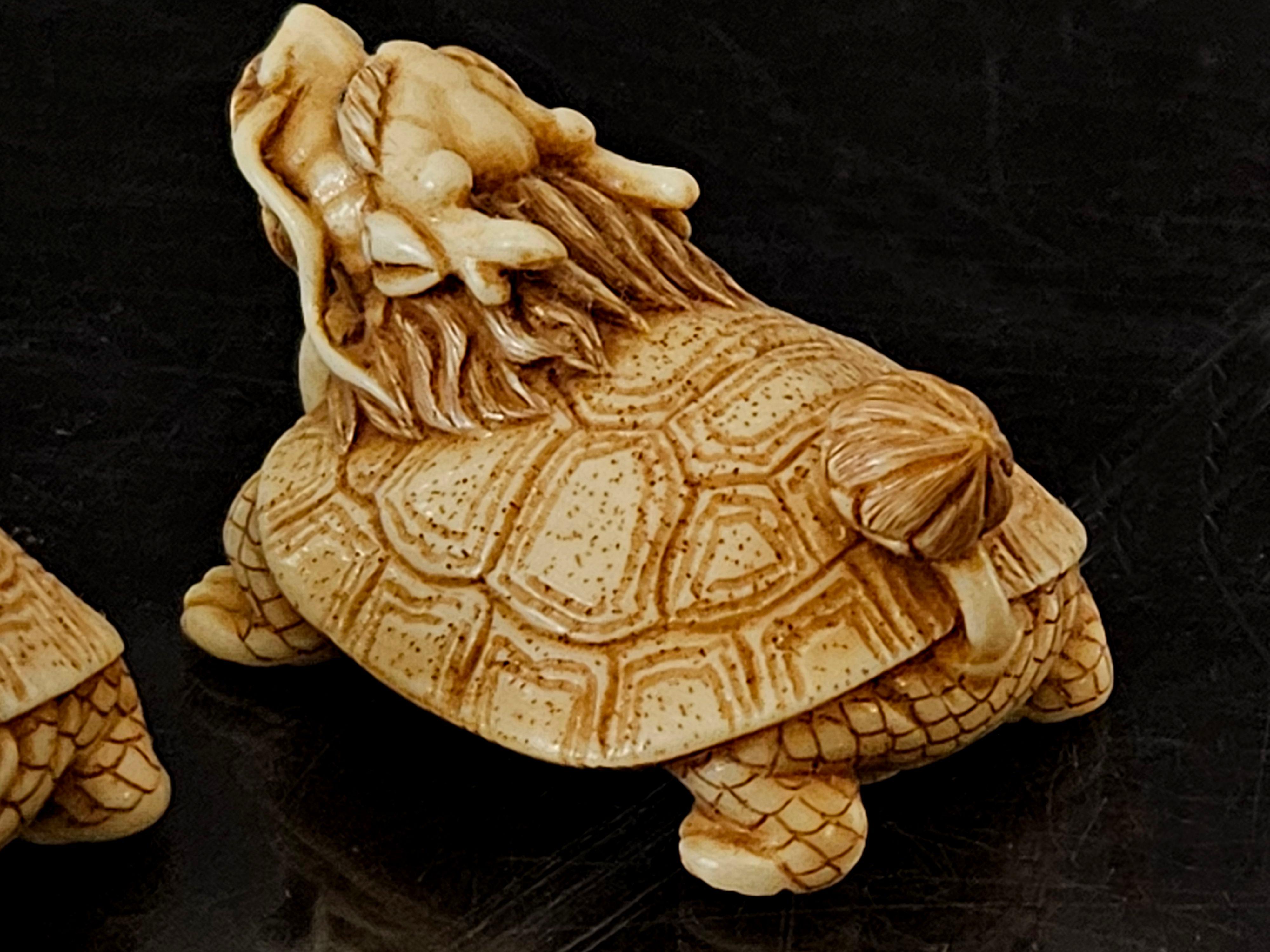 Antikes Paar japanischer geschnitzter Netsukes „Dragon-Schildkrötenkäfer“, Meiji-Periode im Zustand „Hervorragend“ in Norton, MA